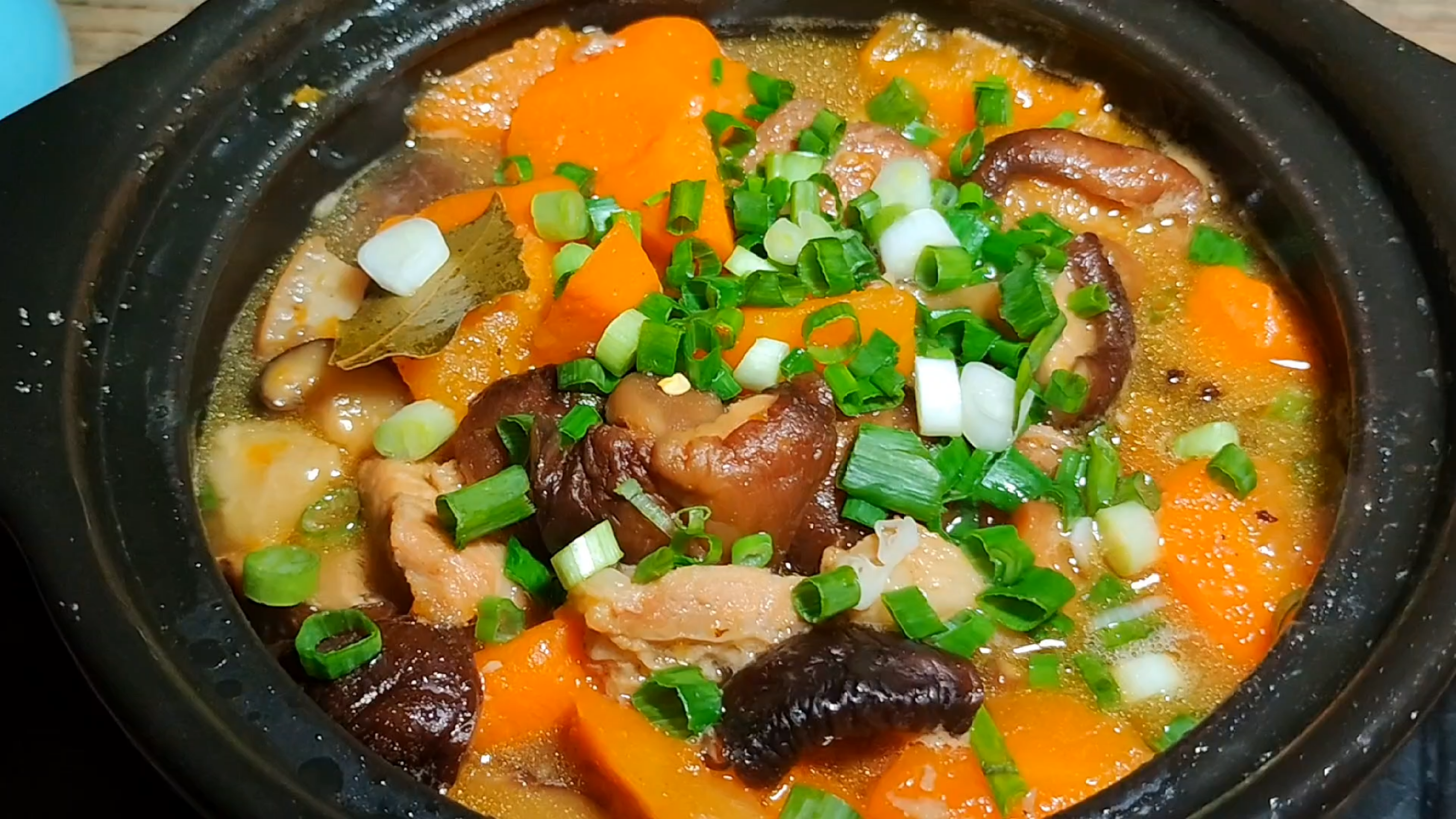 香菇胡萝卜肉汤做法,汤鲜味美,肉质软烂不塞牙