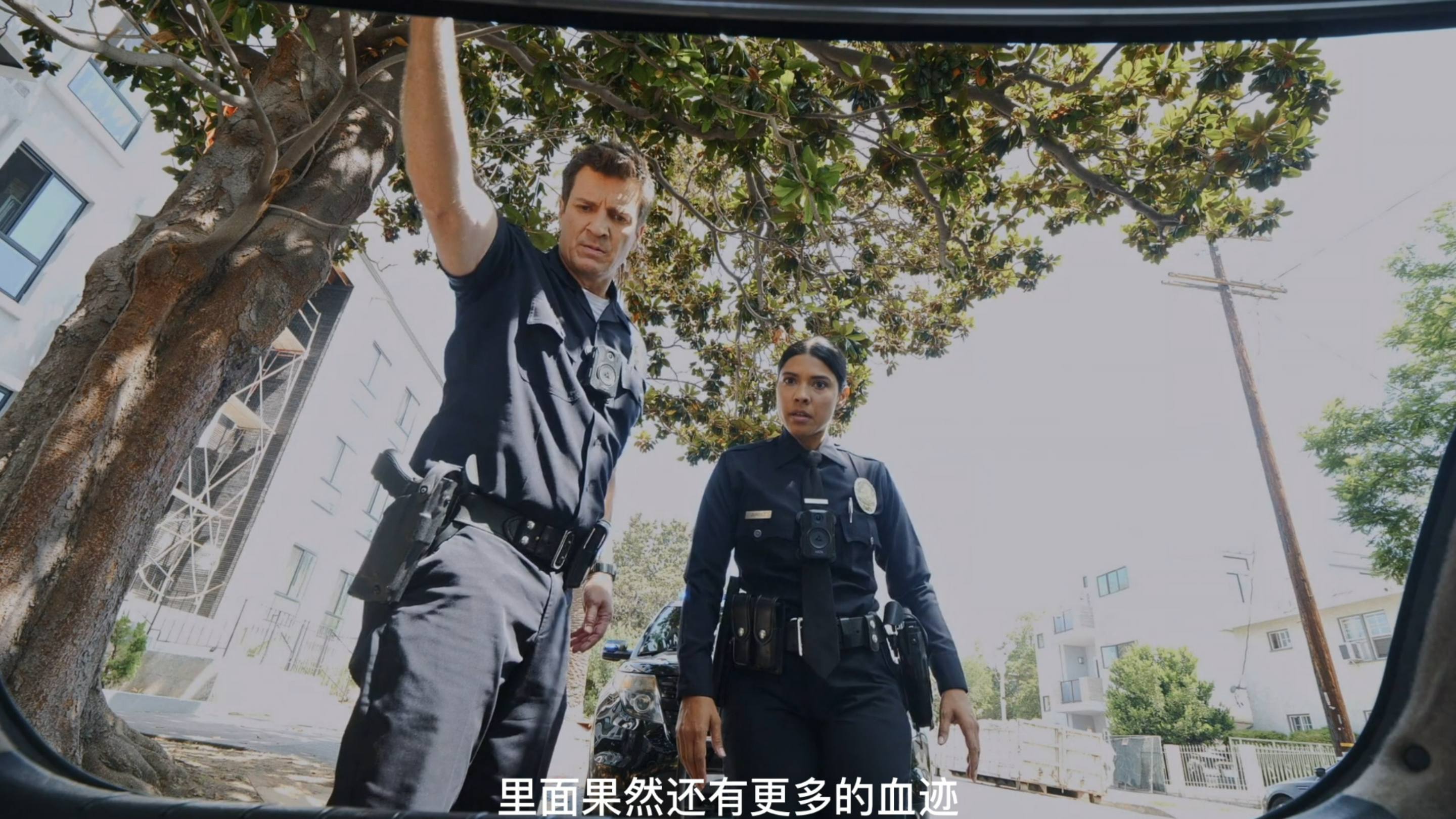 菜鸟老警4新警员刚上班第一天就碰到了大案
