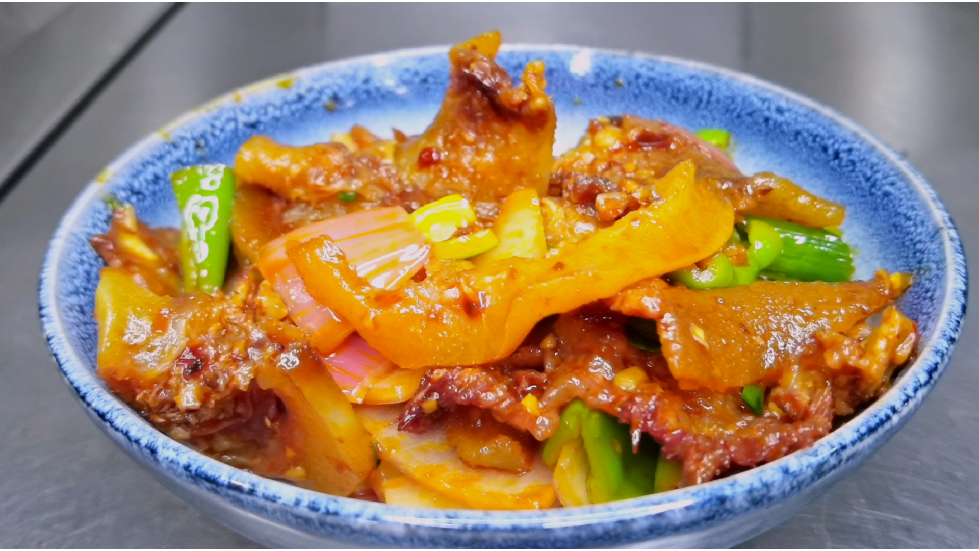 带皮牛肉除了汤火锅!没想到用炒回锅肉的方法炒出来,更好吃