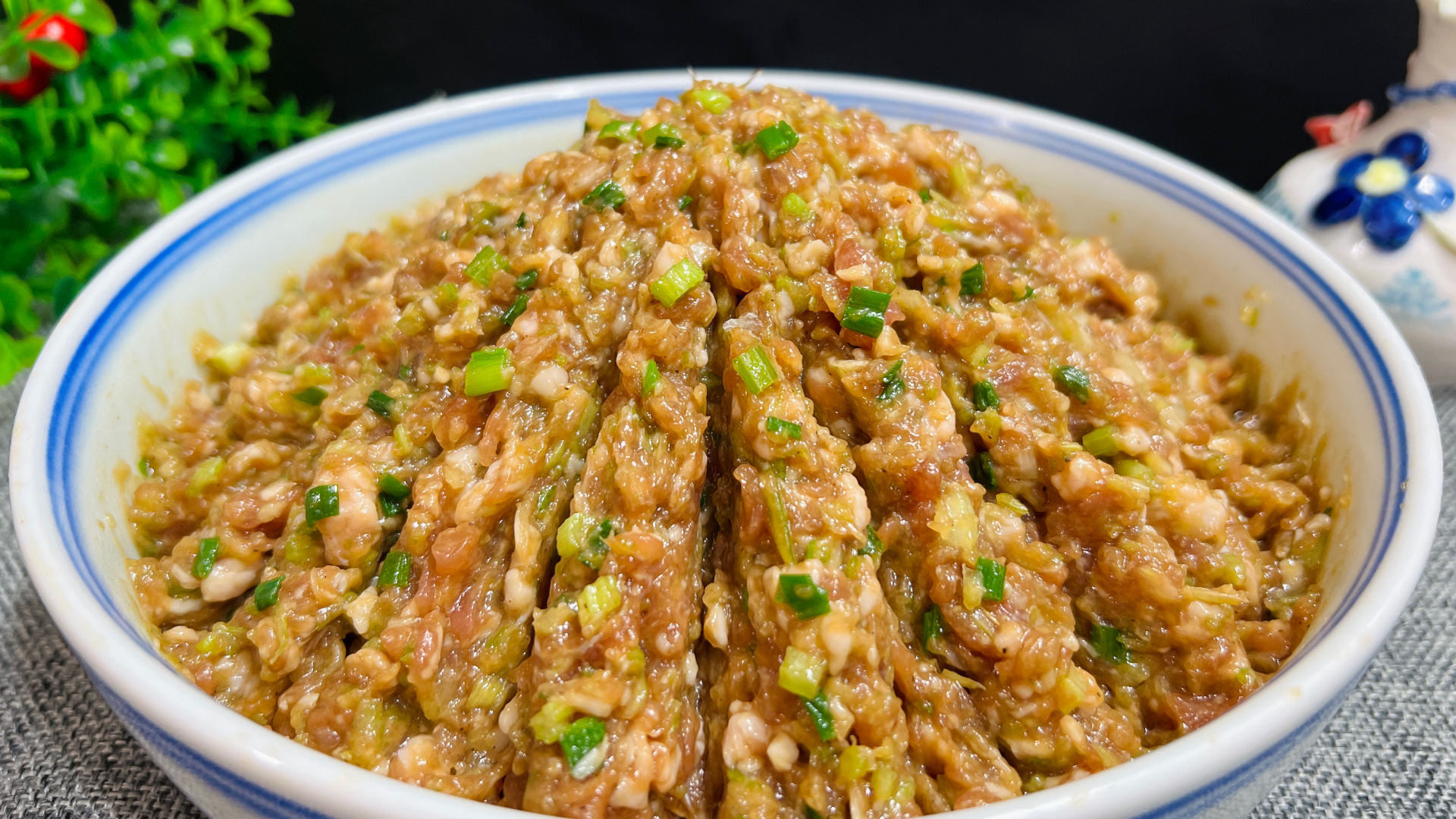 教你饭店调芹菜饺子馅的诀窍,牢记“2不放加3样”,鲜嫩不醒不柴