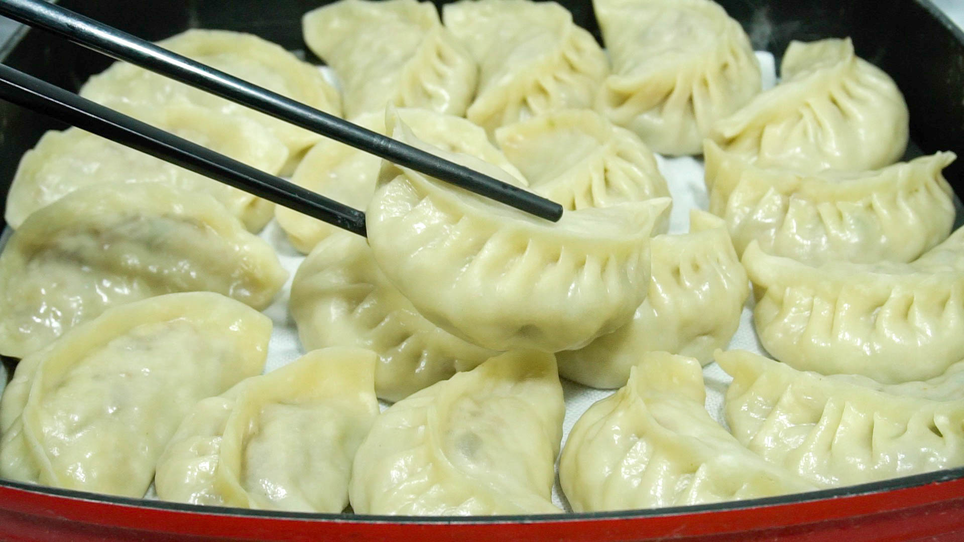 几天不吃就馋这锅白菜素蒸饺，不加鸡蛋不放肉，调馅配方毫无保留