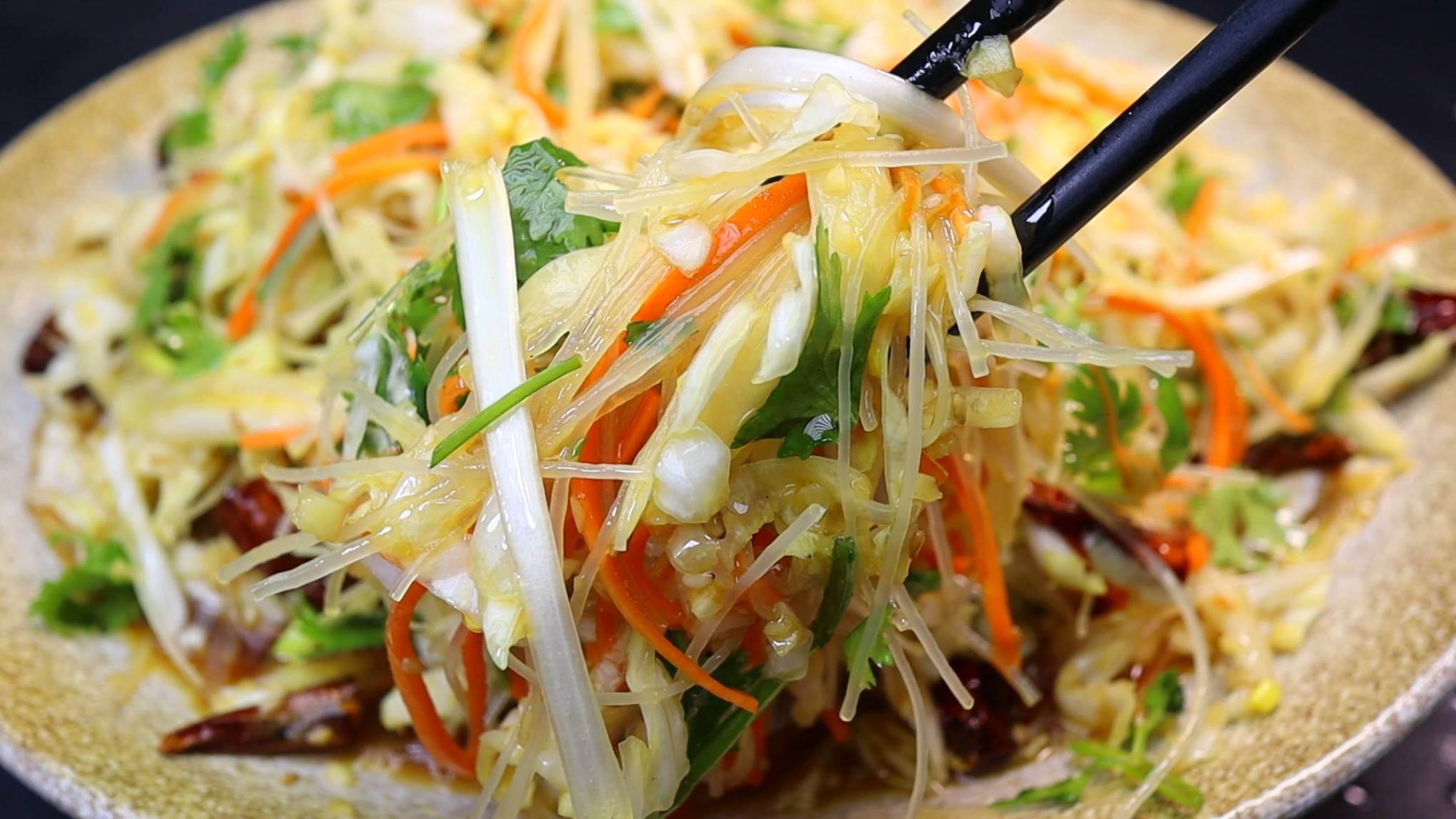 吃饭没胃口,一定要试试这凉拌白菜,做法超简单,比大鱼大肉好吃