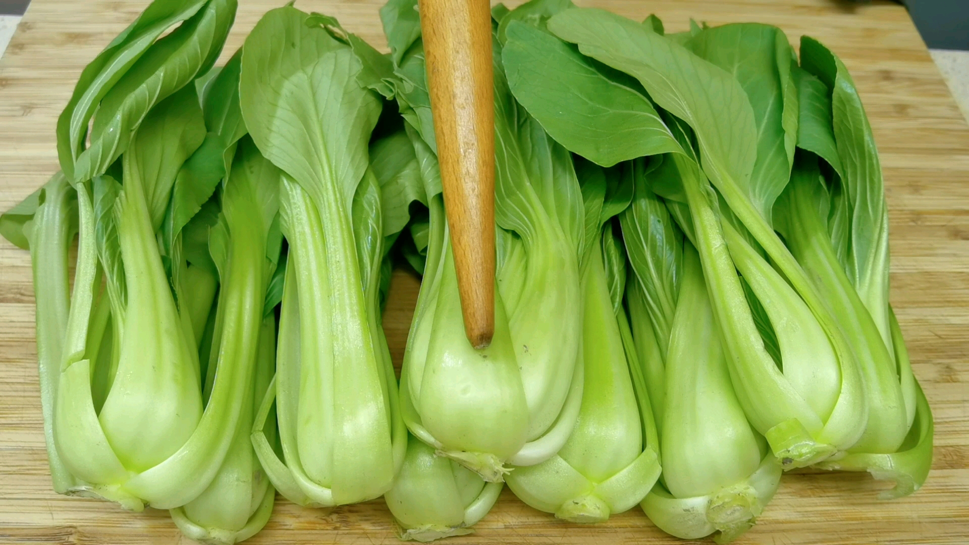 炒青菜时切记不要直接下锅炒,多加2步,口感脆嫩,不出水不发黄