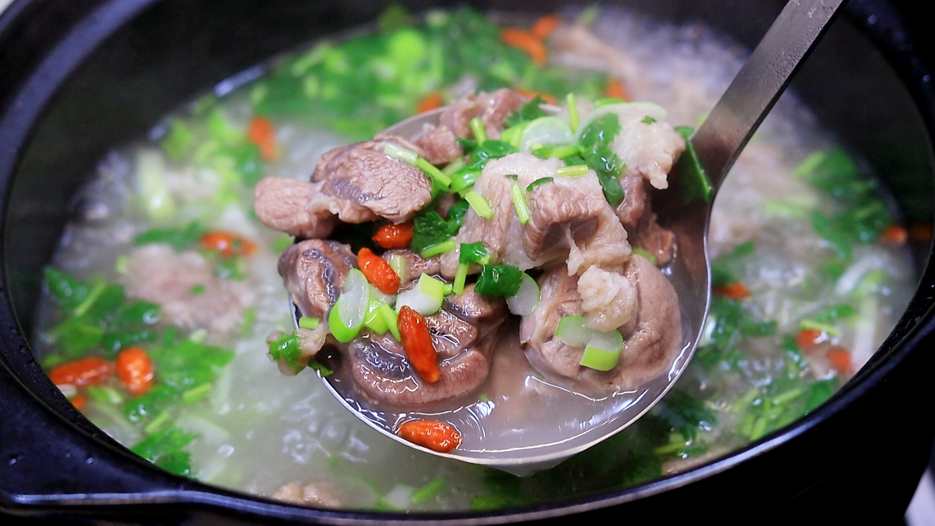 霜降适合炖羊肉，但别直接下锅，记住3不放，出锅汤鲜味美就是香
