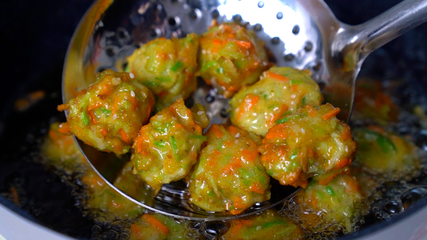 炸萝卜丸子放面粉是大错,教你老一辈做法,外酥里软不吸油,解馋