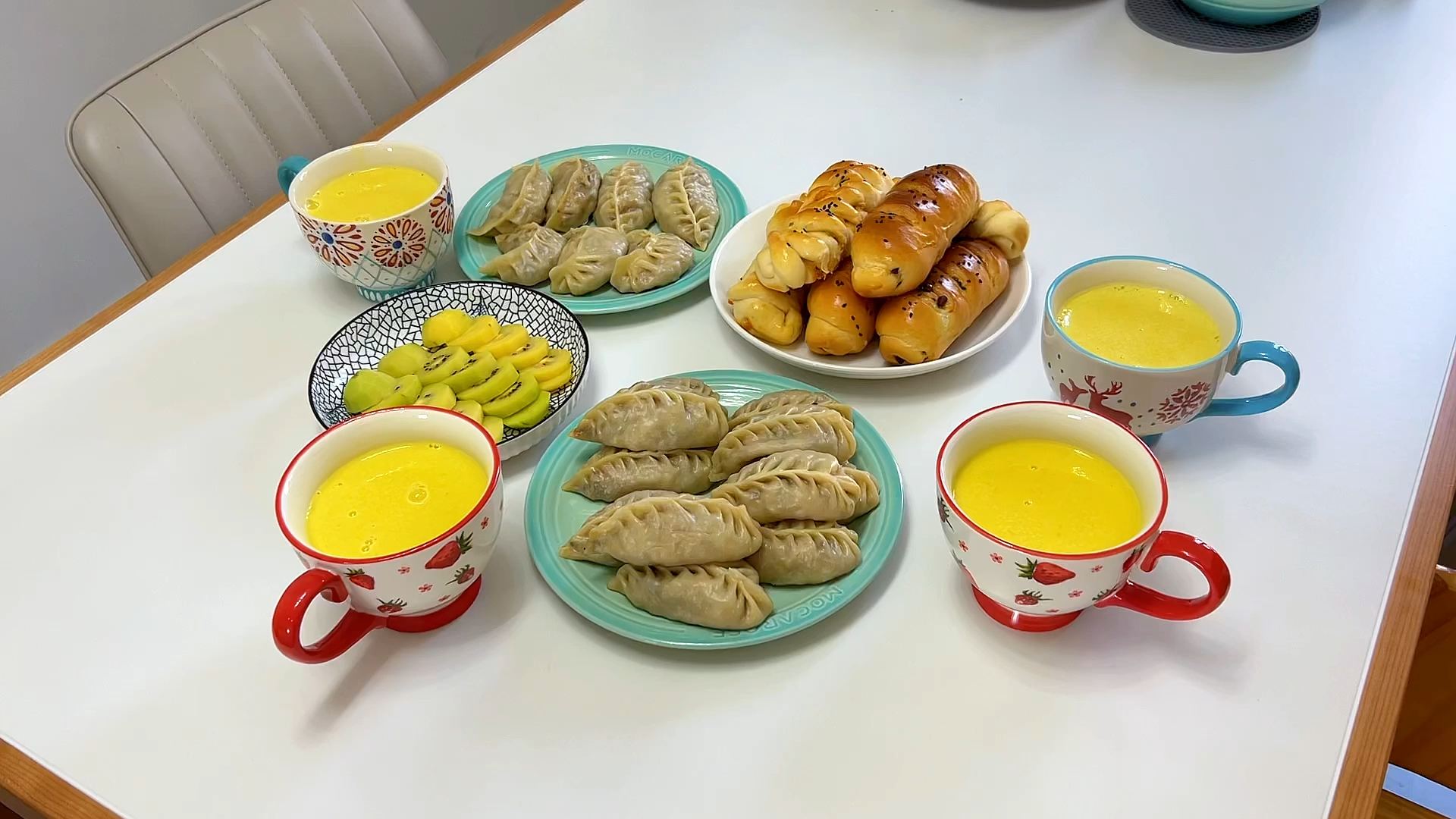 郑州一家4口的居家早餐:蔬菜蒸饺,面包,米糊,一起加油