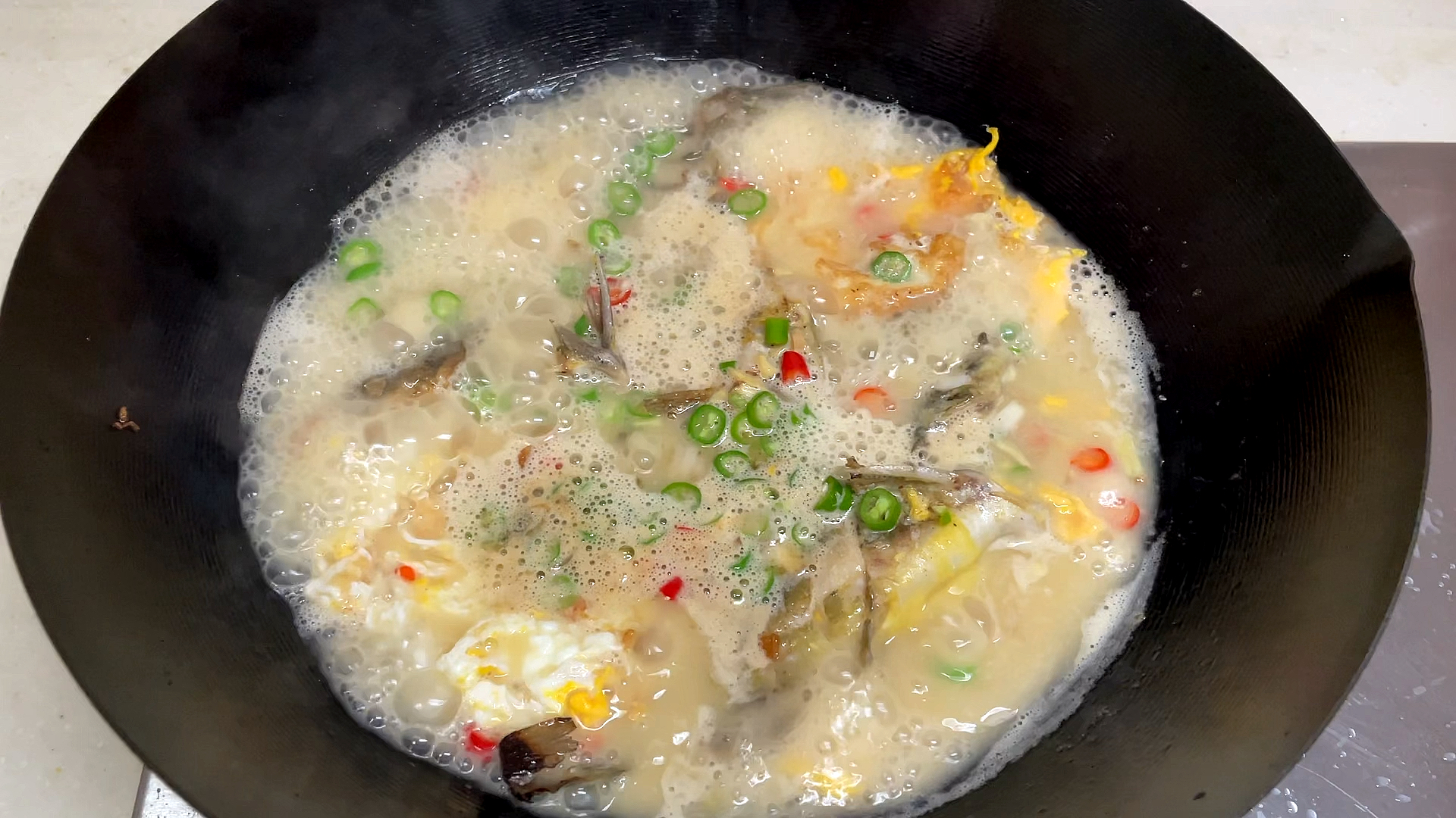 黄骨鱼荷包蛋汤,鲜掉眉毛