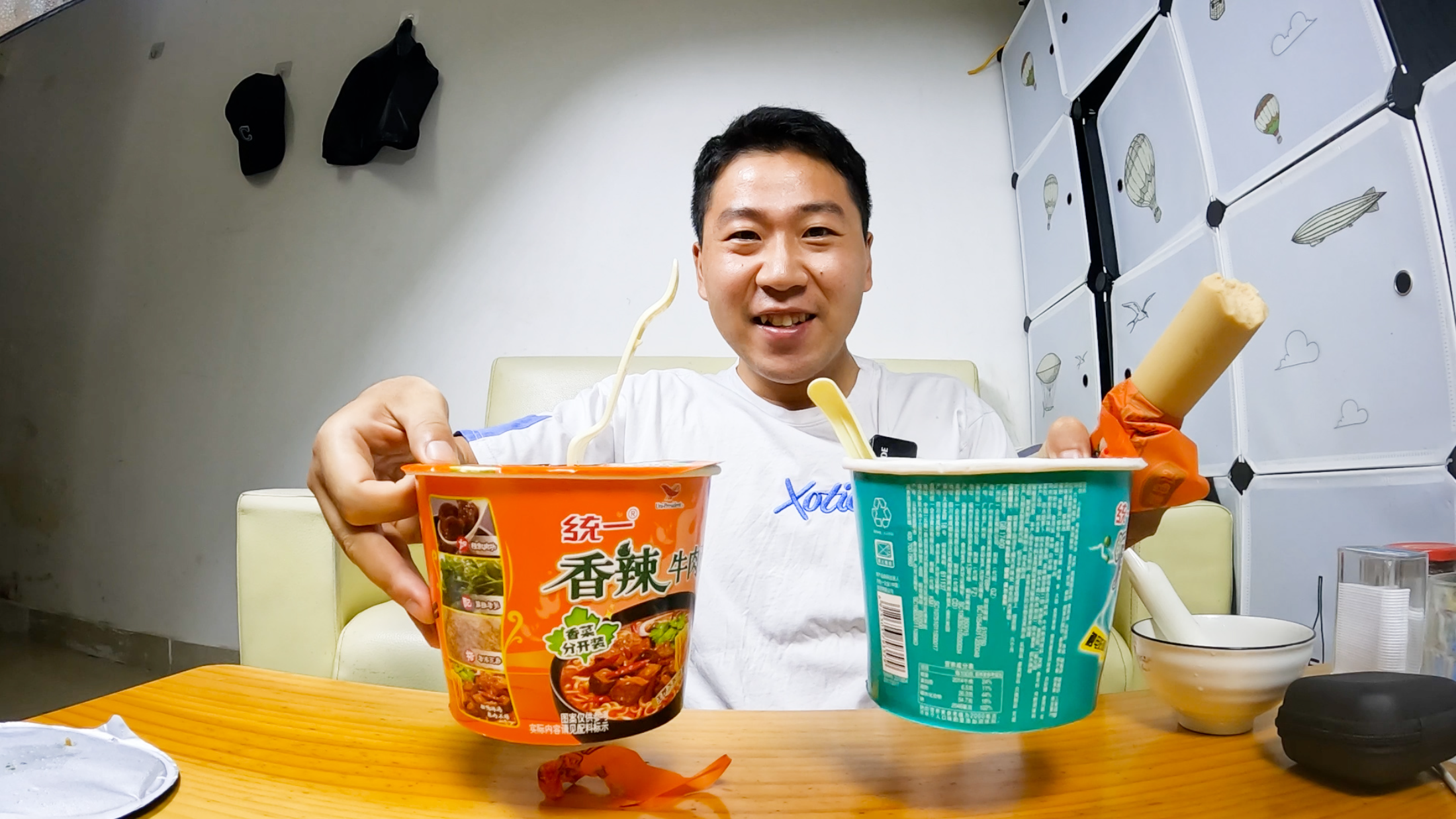 外卖小哥下早班回家泡两桶泡面,两种口味,很美味