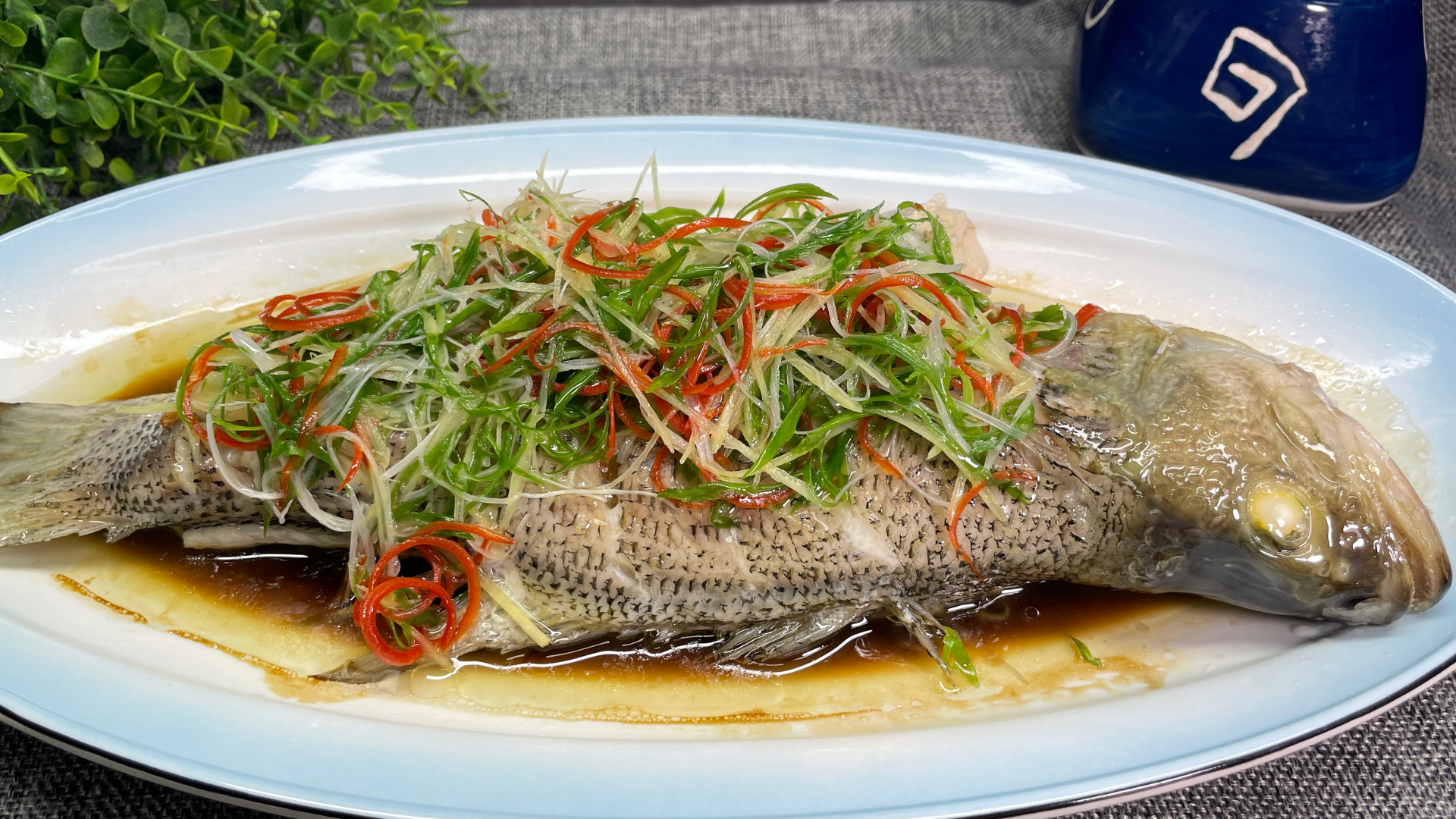 清蒸鲈鱼时,先淋酱还是先泼热油?很多人都搞不懂,难怪那么腥