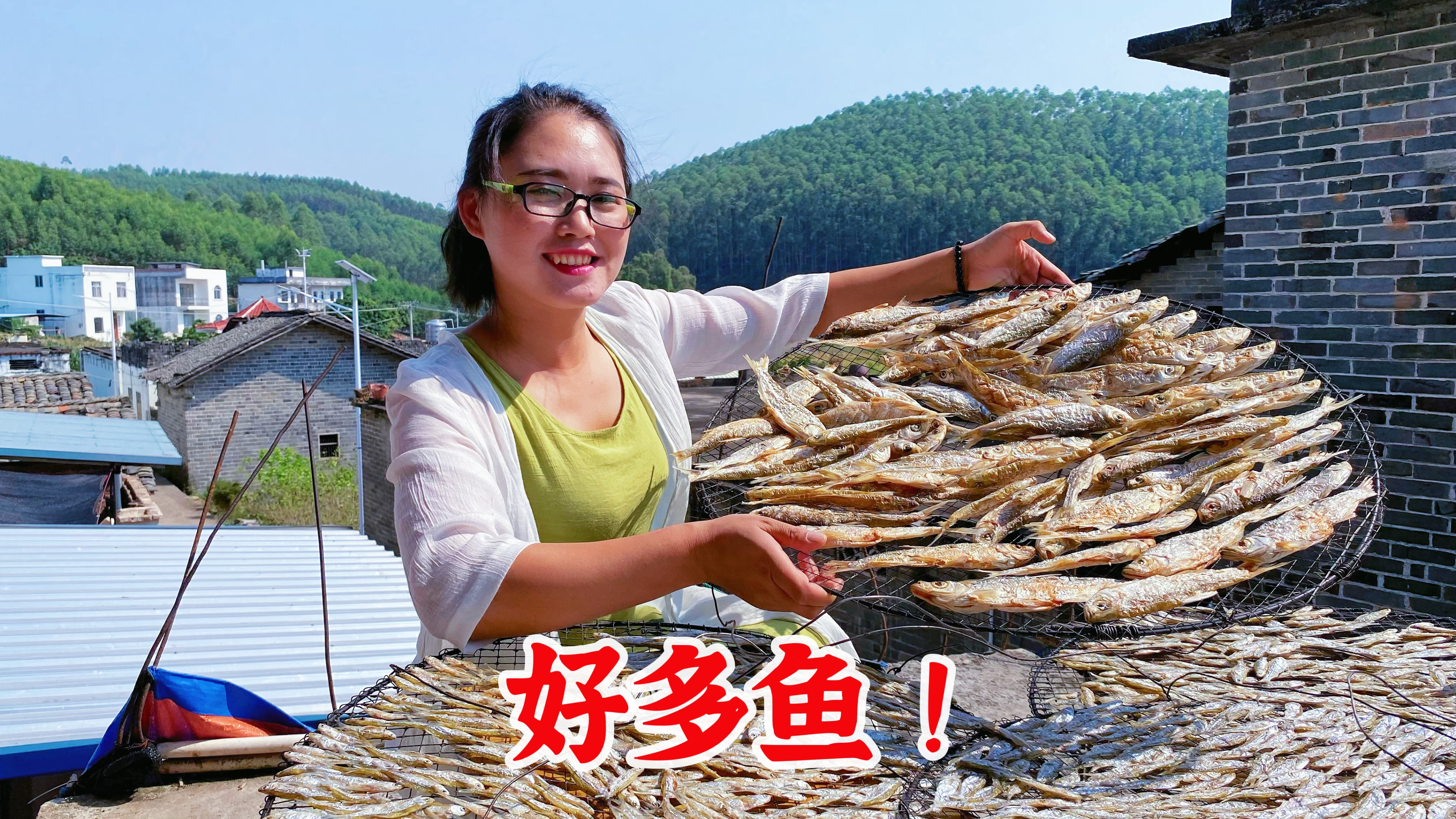 农村这种野生鱼,这样用铁锅烘烤成鱼干,卖这价格不贵吧?