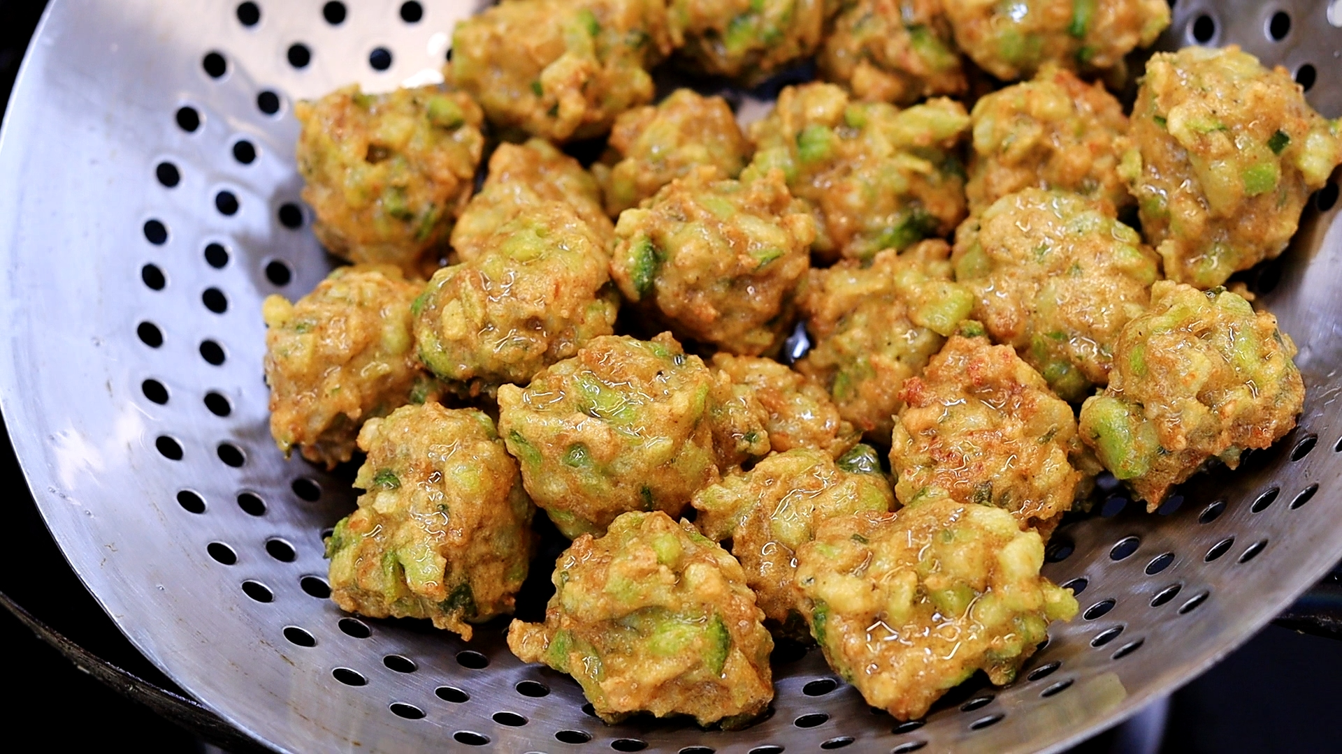 这才是萝卜丸子的正确做法，外酥里嫩，方法真简单