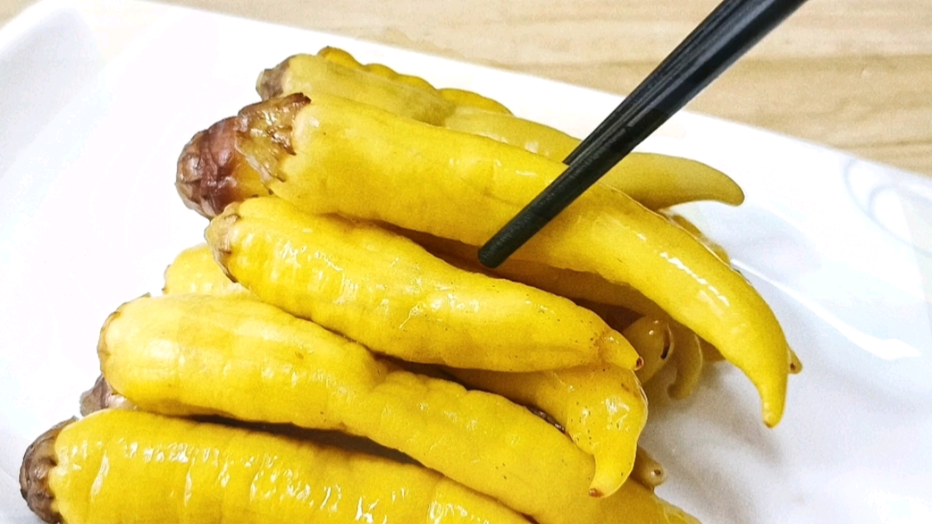 自制传统泡椒，做法简单方便，金黄透亮酸辣又开胃，吃一年不坏