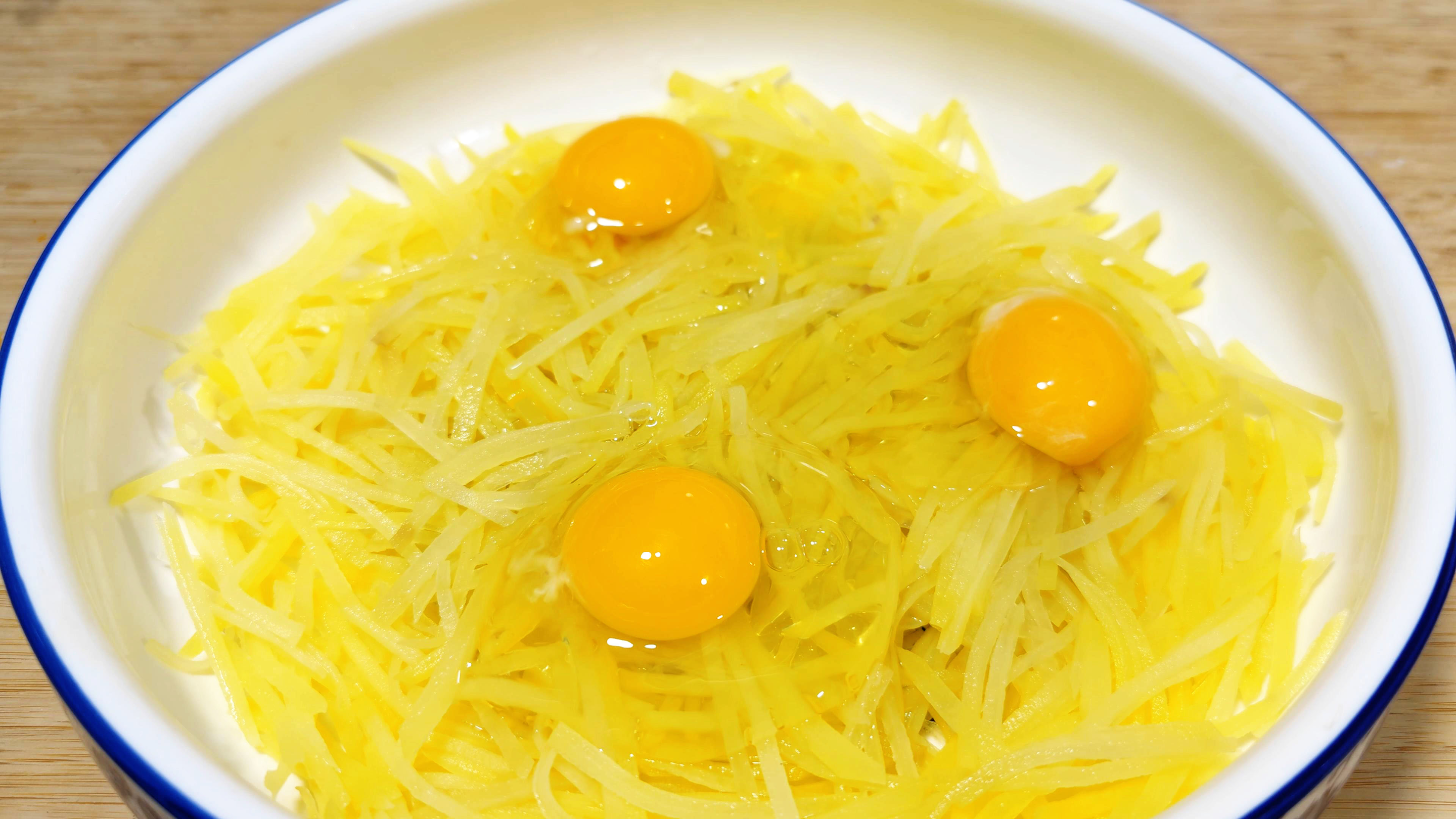 土豆丝里打3个鸡蛋没想到这么好吃，5分钟就出锅，焦香酥脆早餐饼