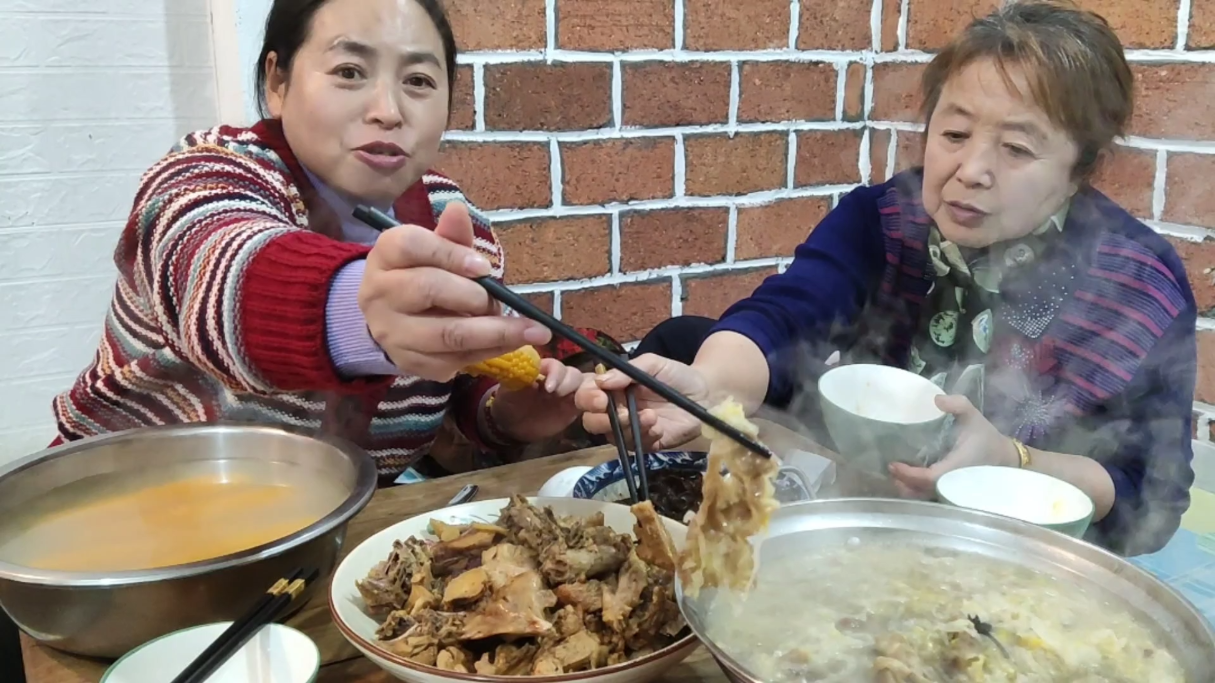 翠花为过冬做准备,给房子做保暖,晚饭安排小鸡炖猴头菇,真香