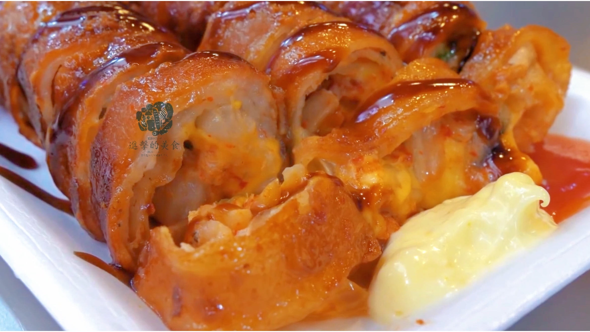 铁板上滋滋作响的培根 包卷万物 再淋上酱汁 焦香诱人 美味可口