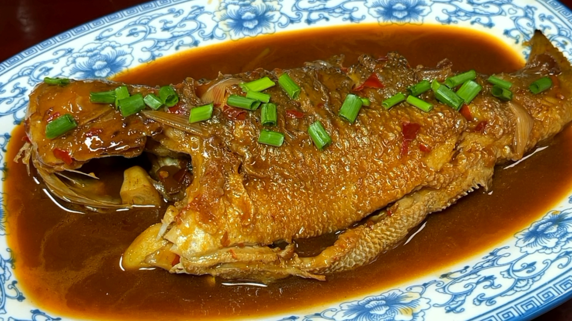 做红烧鱼不要直接下锅，多做3步，不粘锅不破皮，鱼肉鲜美又滑嫩