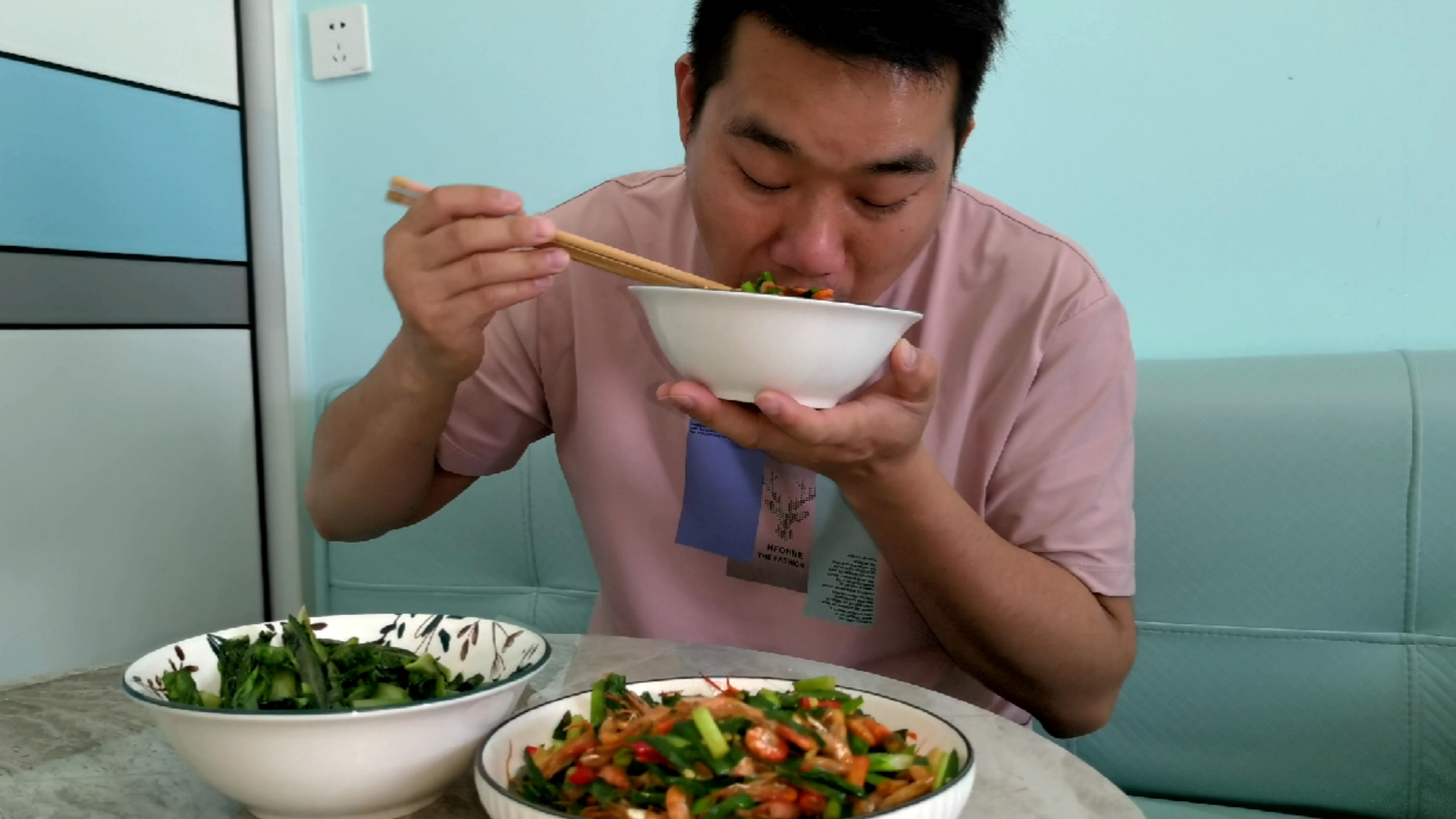 这几天,小农乡在市里回不去,中饭吃小河虾炒韭菜,又是一餐好菜