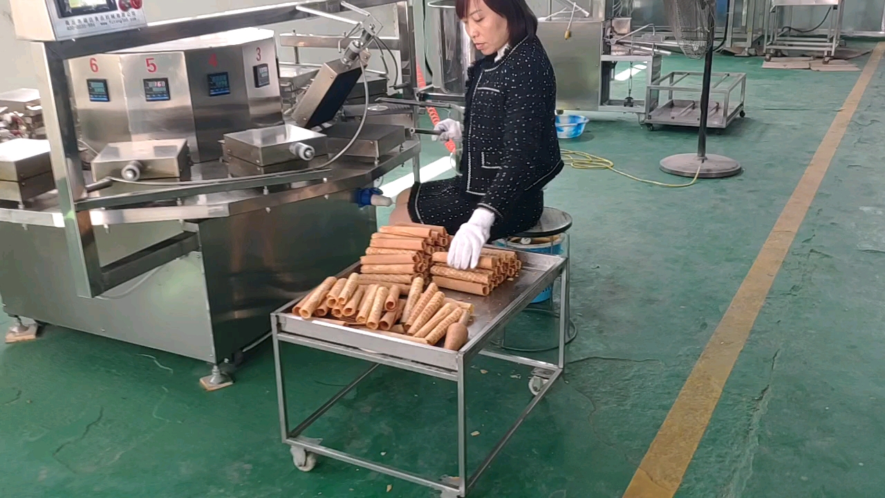 黑衣美女用鸡蛋卷机器做出来的产品卖十五一斤