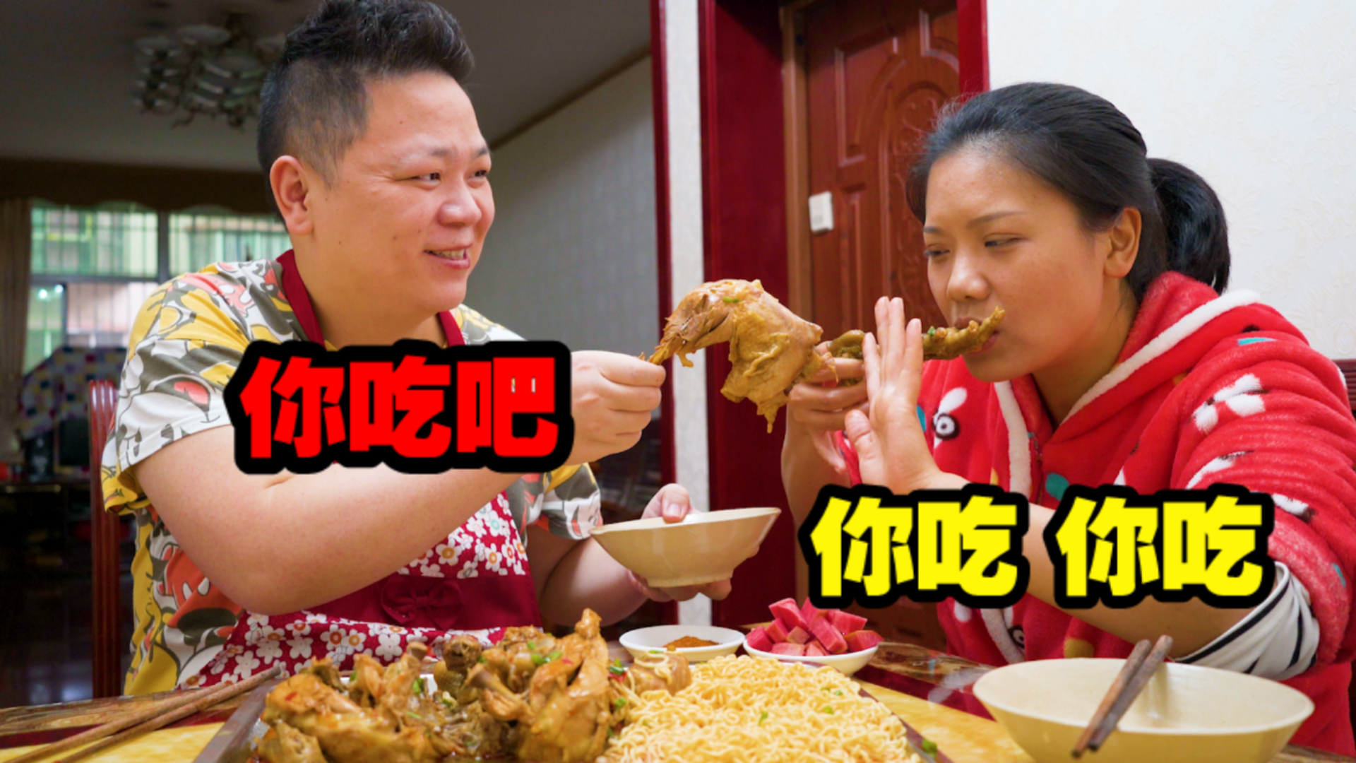 30块买了一只三黄鸡,整只下锅煮,软烂入味,媳妇嫌便宜,不敢吃