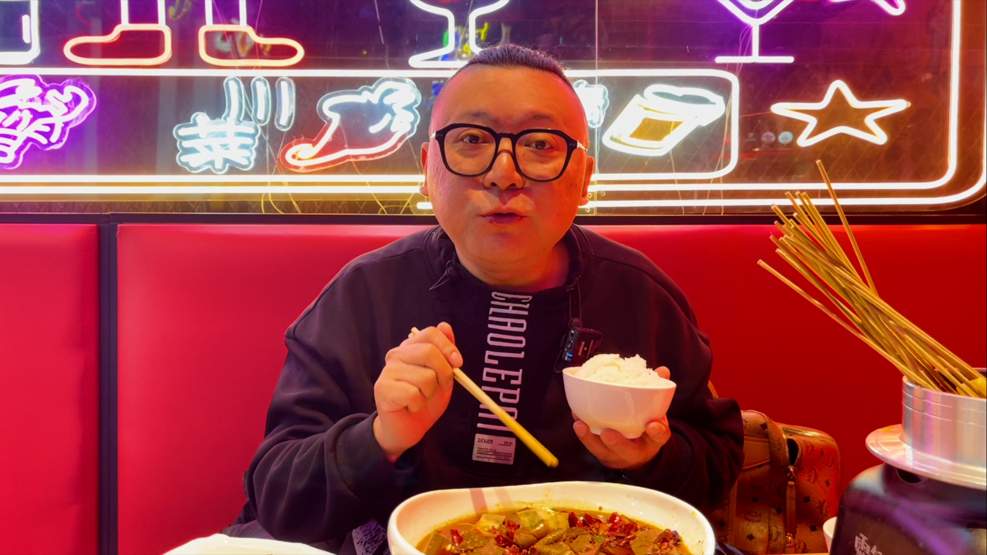 三里屯的小麻辣馆,招牌毛血旺,吸引无数食客,太下饭了