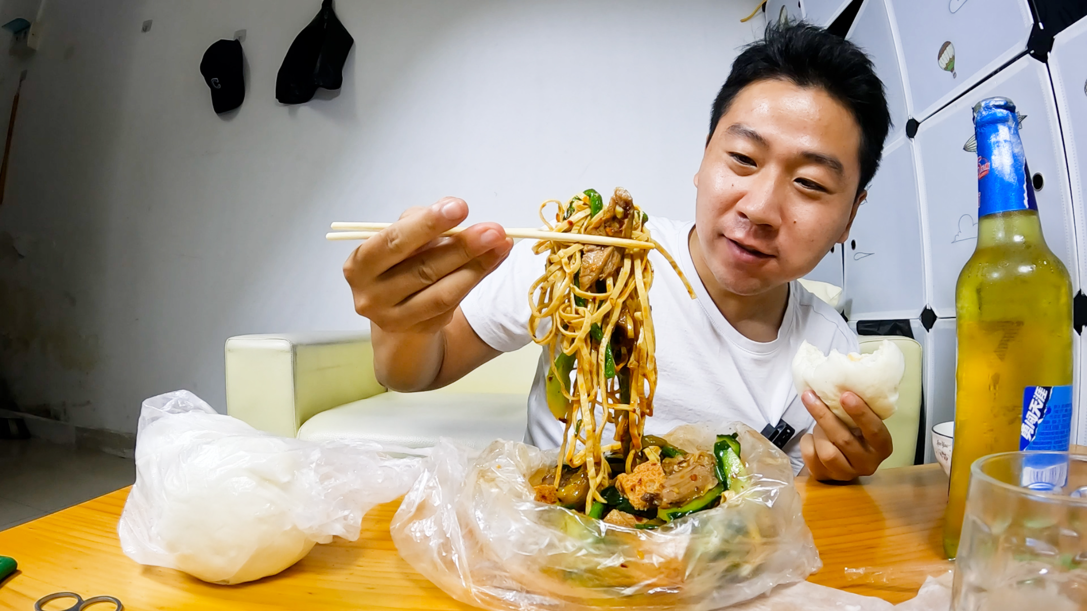 小哥今天跑的不错,晚餐一斤凉拌菜配啤酒,再来三个馒头