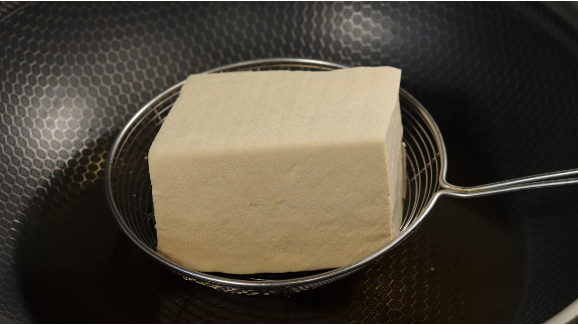 把豆腐放入油锅中，简单一炸，没想到这么好吃，孩子三天两头要吃