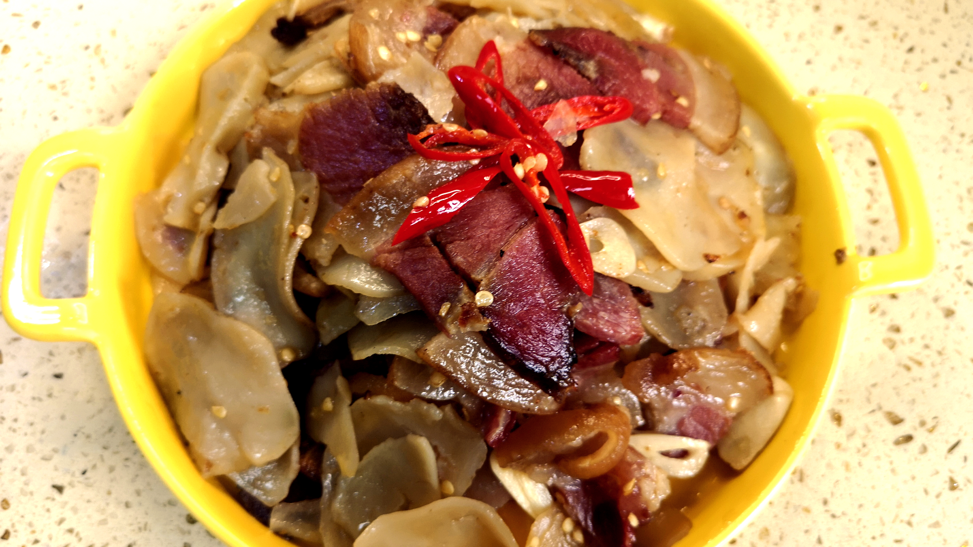 腊肉炒干土豆片,腊肉香的土豆片的鲜完美结合,简直就是绝配!