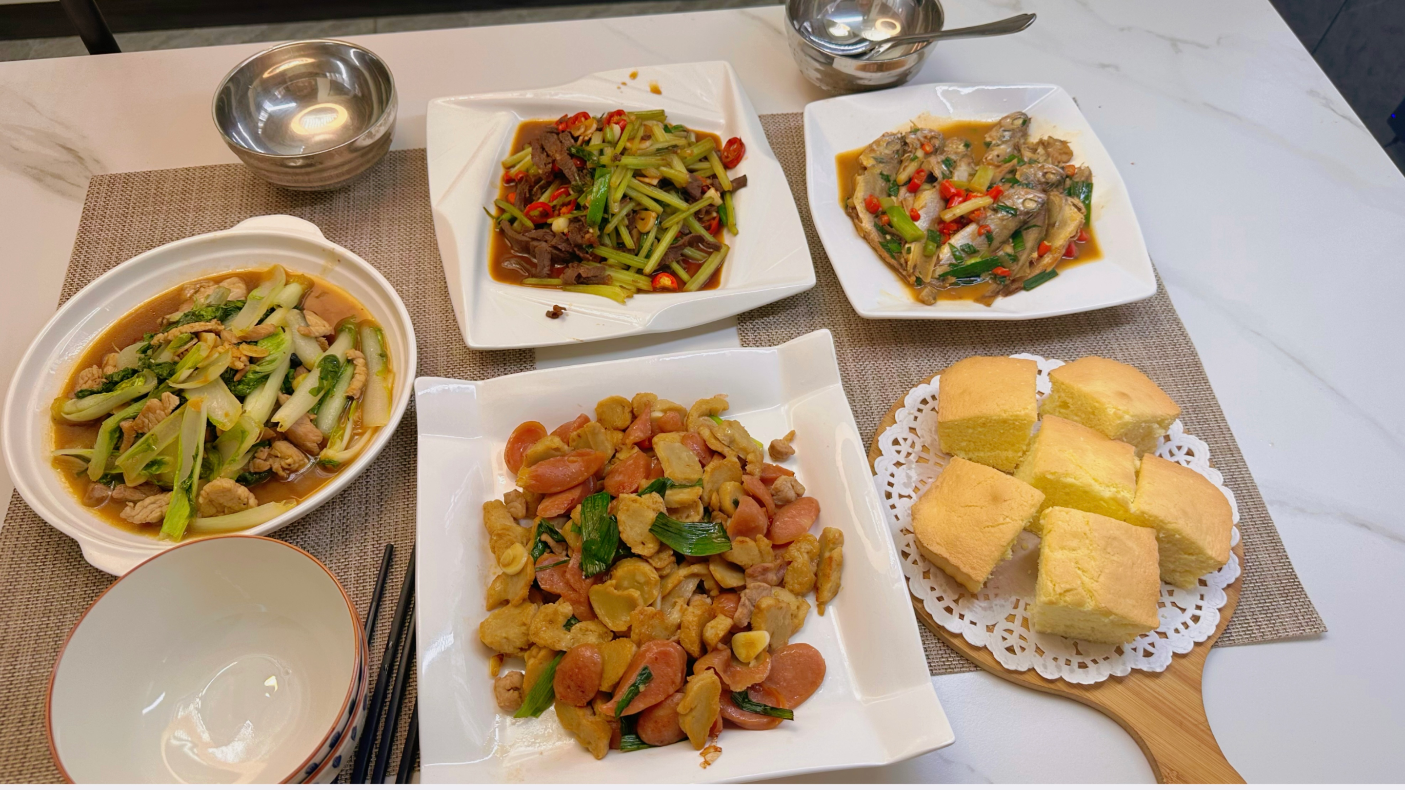 女儿想吃蛋糕了,于是立马安排,还炒了四个菜,这晚餐吃的真满足