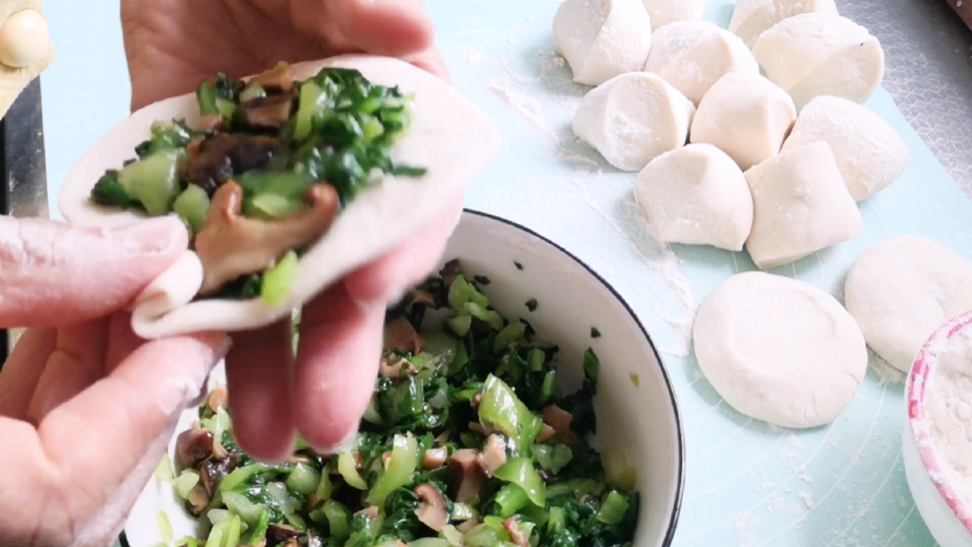 青菜香菇馅包子做出来比早餐店卖的都好吃!