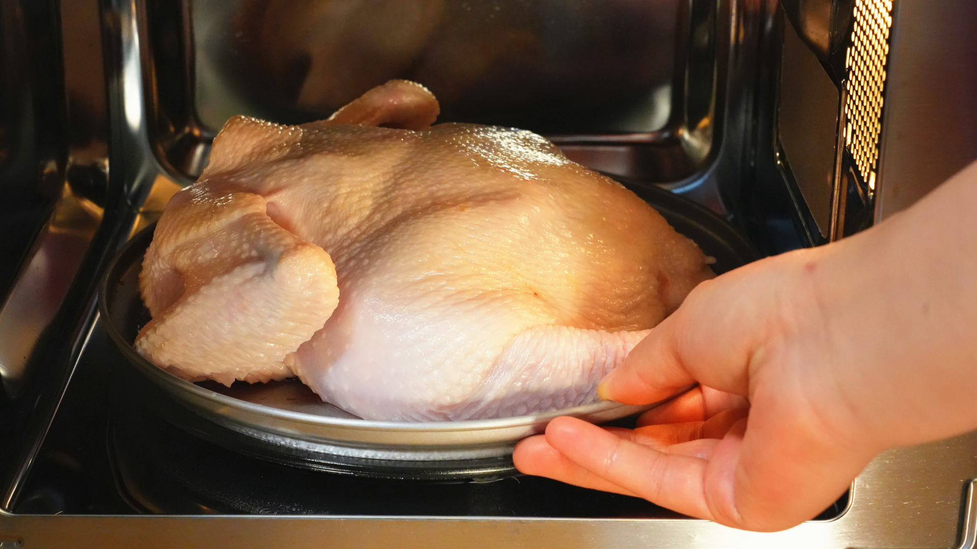 今天才知道，把整只鸡丢入微波炉，出锅变烤鸡，皮脆肉嫩又多汁