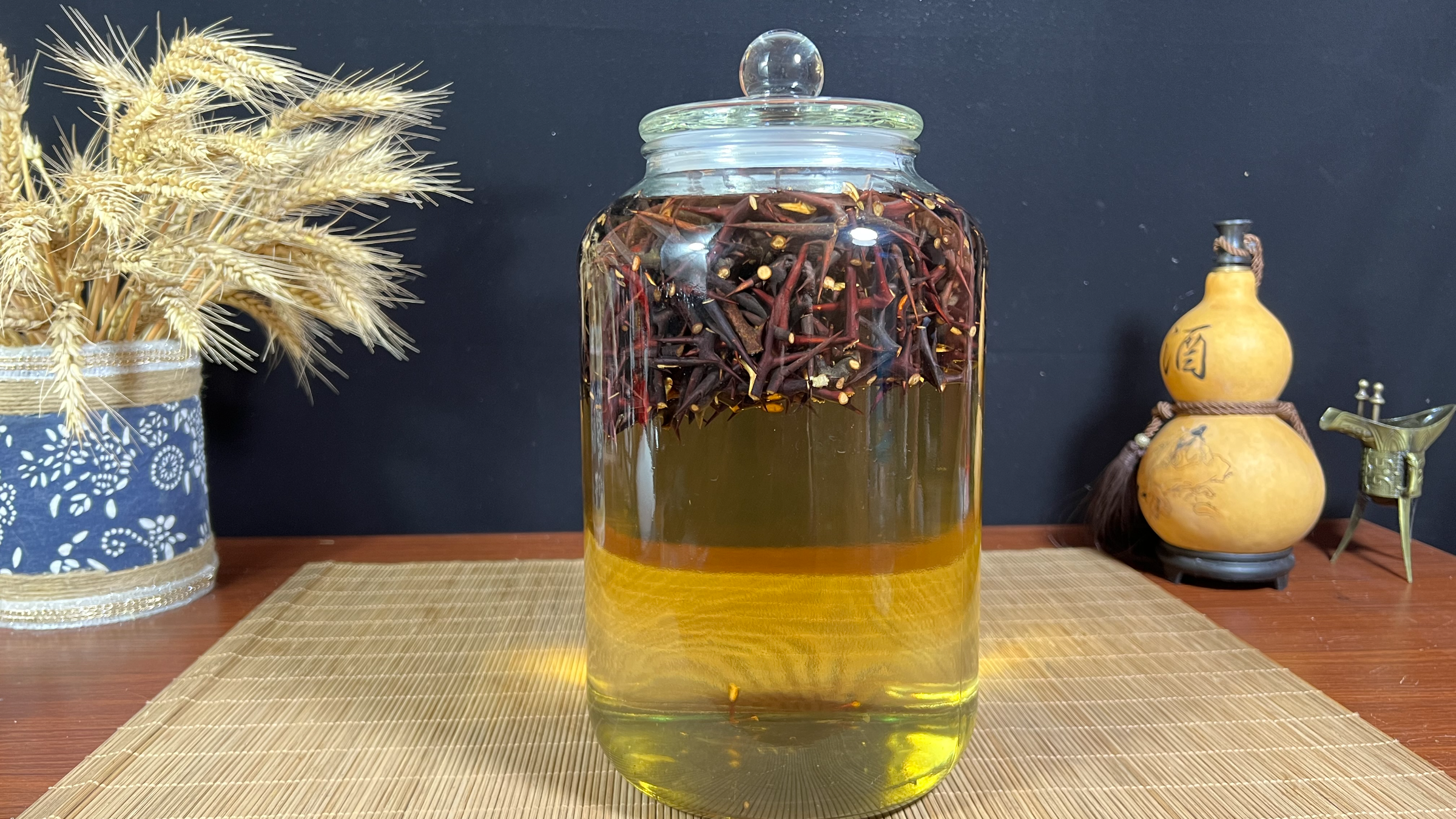 这个浑身长着尖刺的树叫皂荚树,当地人都用它来泡酒,有什么作用