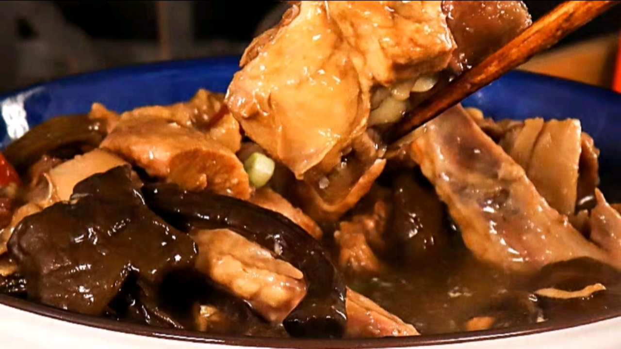 小鸡炖蘑菇想要好吃,处理蘑菇和鸡肉很重要,厨师长分享正确做法