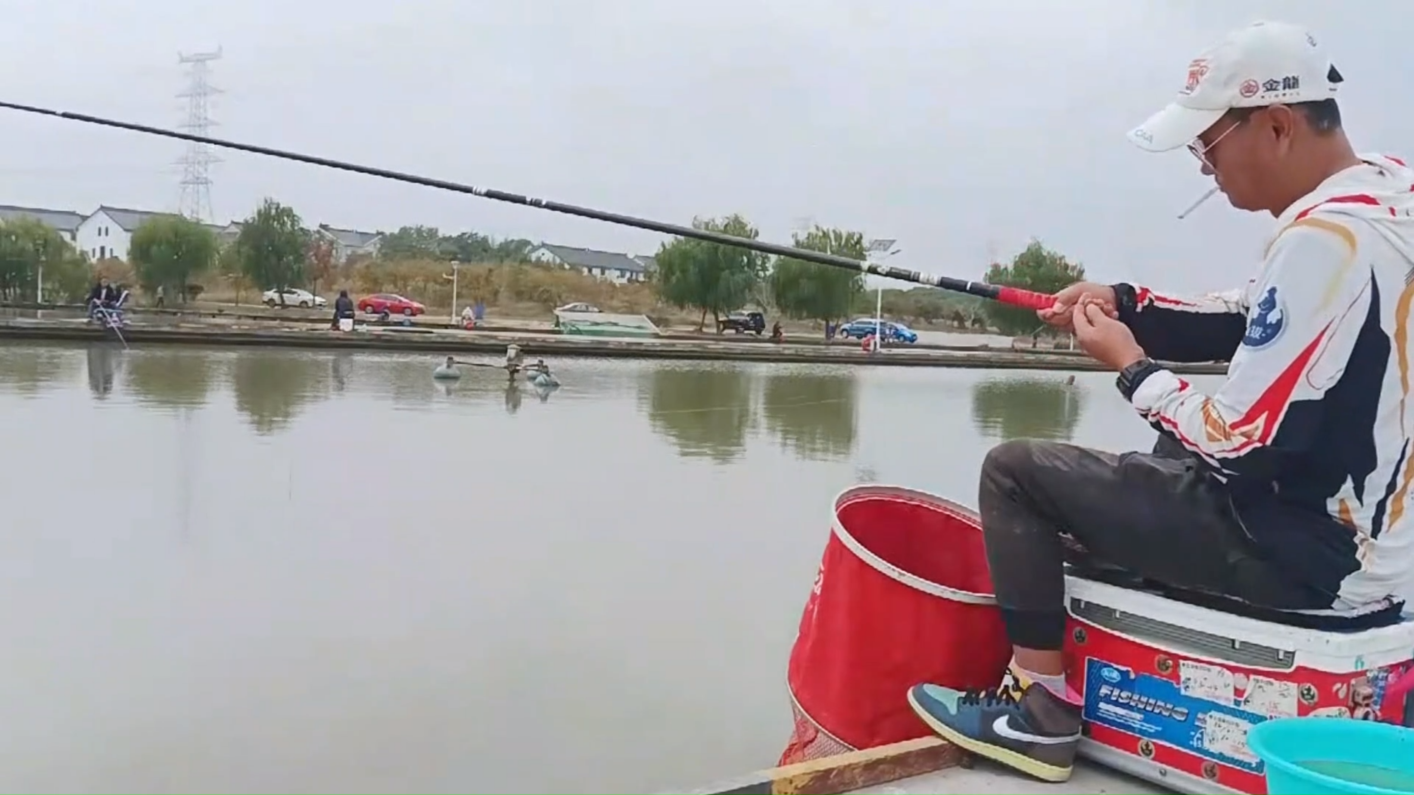 速拔哥黑坑偷驴钓鲤鱼技巧,苏州钓标鱼两条上岸,秋冬季钓鱼视频