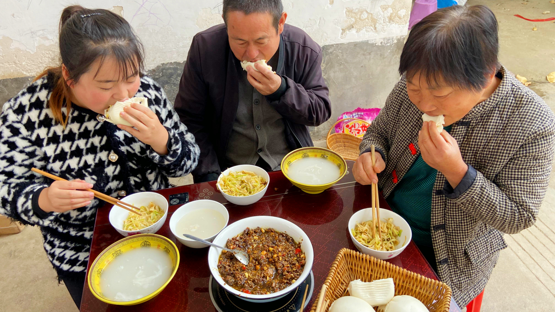 菜园拔一车青辣椒,景辉做牛肉香菇酱,酱香浓郁,夹馒头吃真解馋