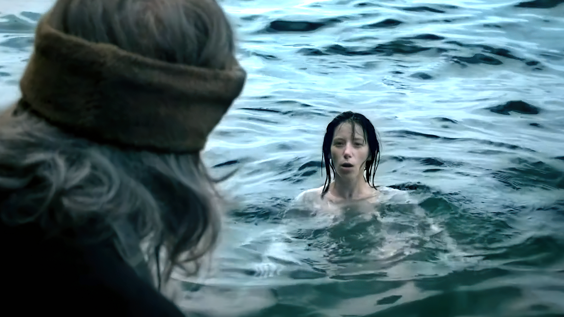 别幻想和人鱼谈恋爱了,美人鱼用歌声蛊惑老人,想把老人拉进海里