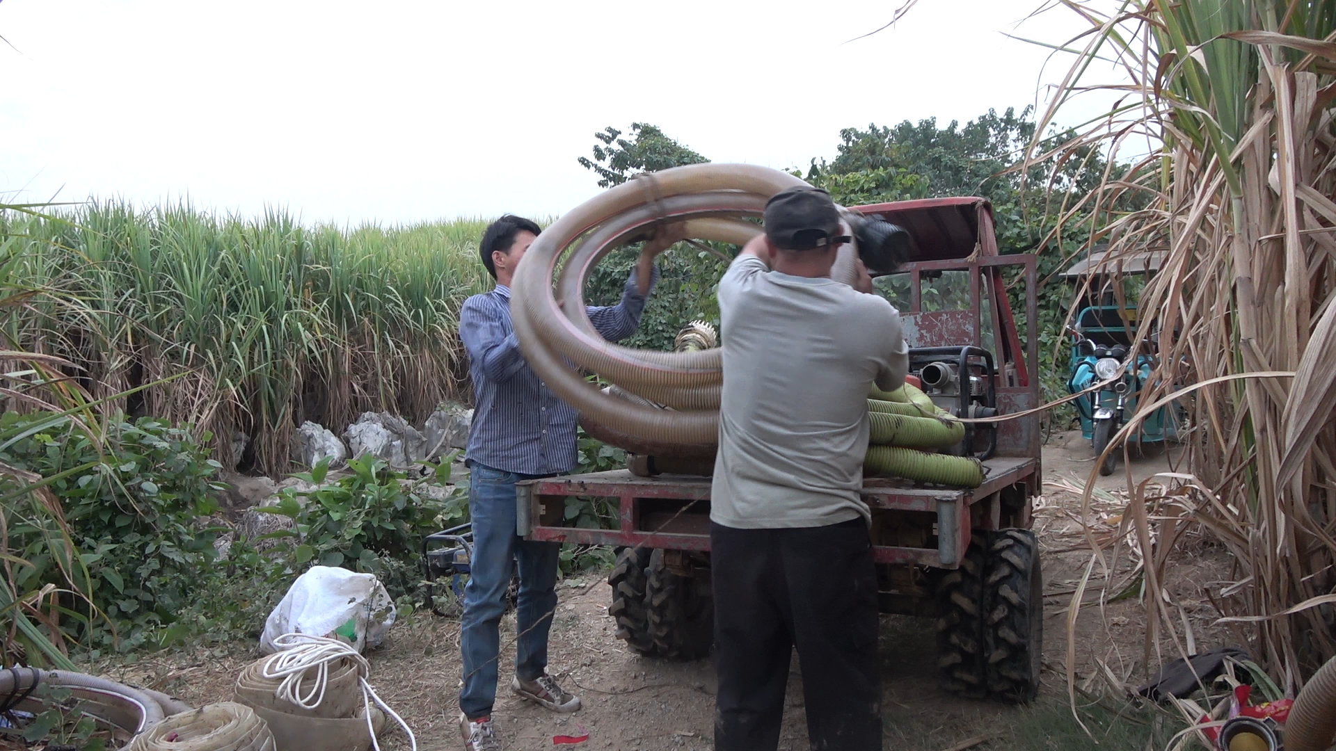 五百多块盘深潭抓鱼,8台抽水机连抽三天,是赚是亏心慌慌
