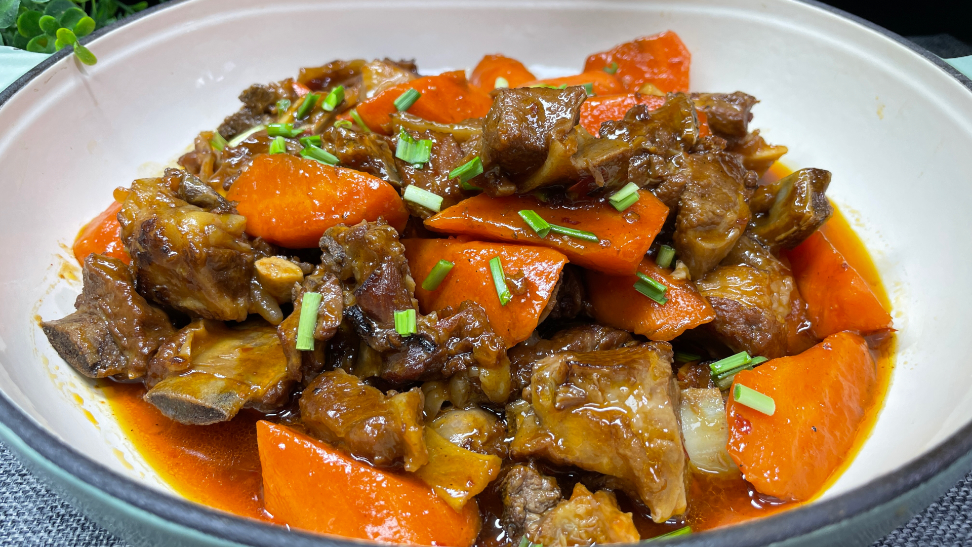 红烧羊肉怎样做才好吃？大厨教你技巧，软烂脱骨不腥不膻，解馋