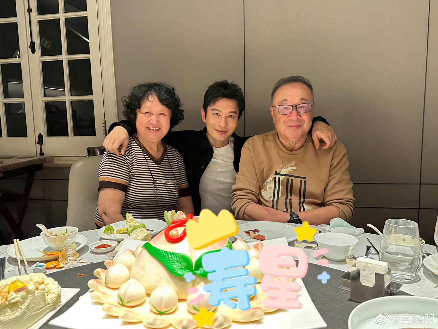 黄晓明用大寿桃,蜜瓜蛋糕给老爸庆生