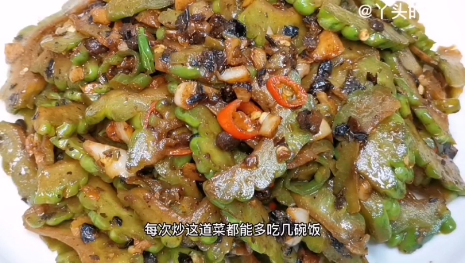 豆豉炒苦瓜这样做好吃又不苦,香辣入味超下饭,比吃肉还过瘾