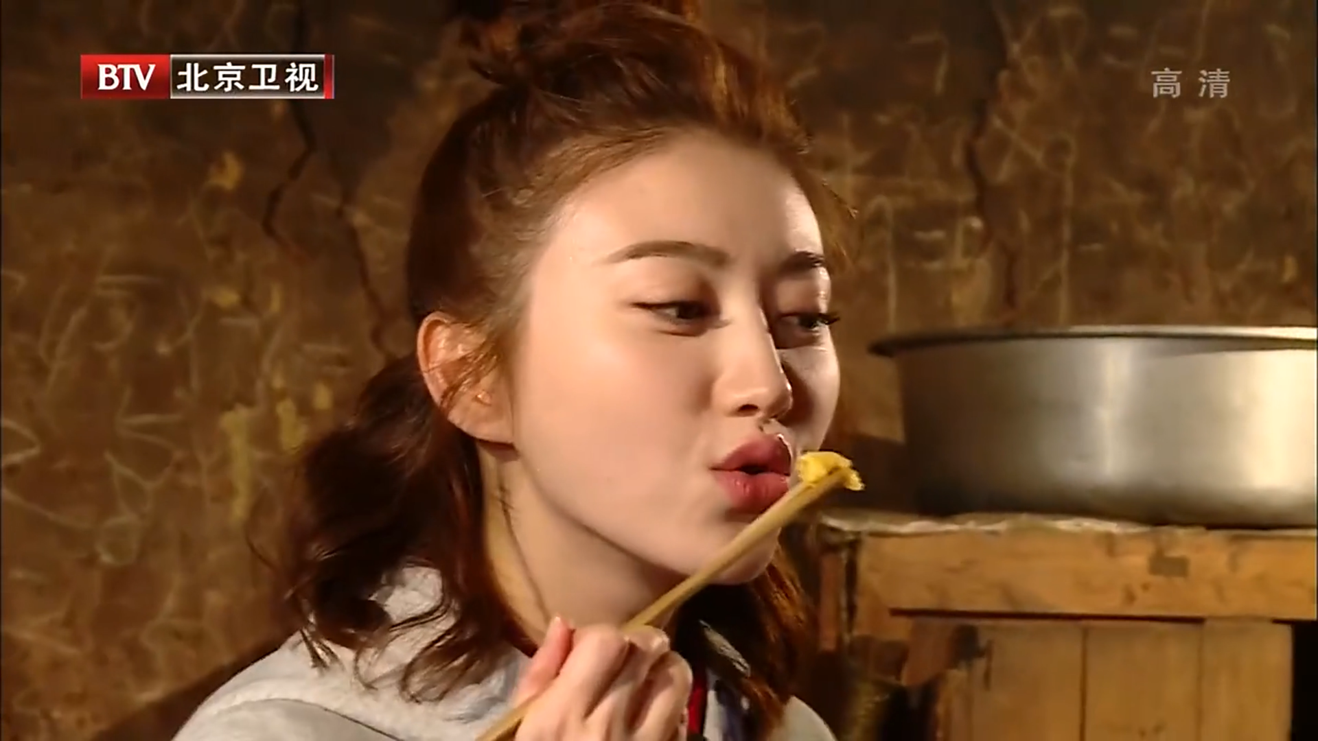 景甜炒番茄炒蛋太可爱,放一坨盐干了就加水,苏有朋看呆了丨见你