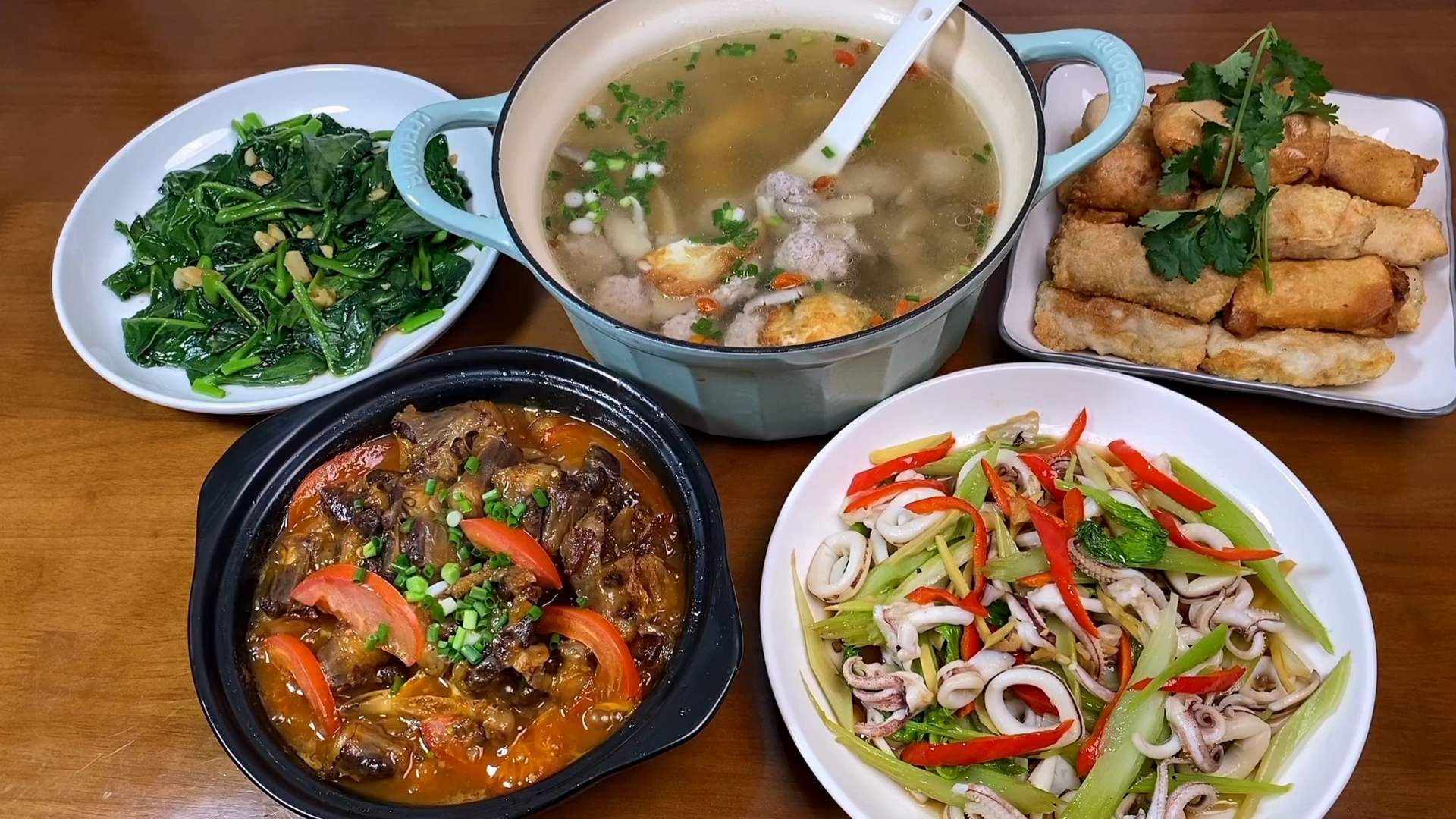 今天立冬,做一煲湛江特色的番茄炖牛腩,热乎乎的软烂酸甜真下饭