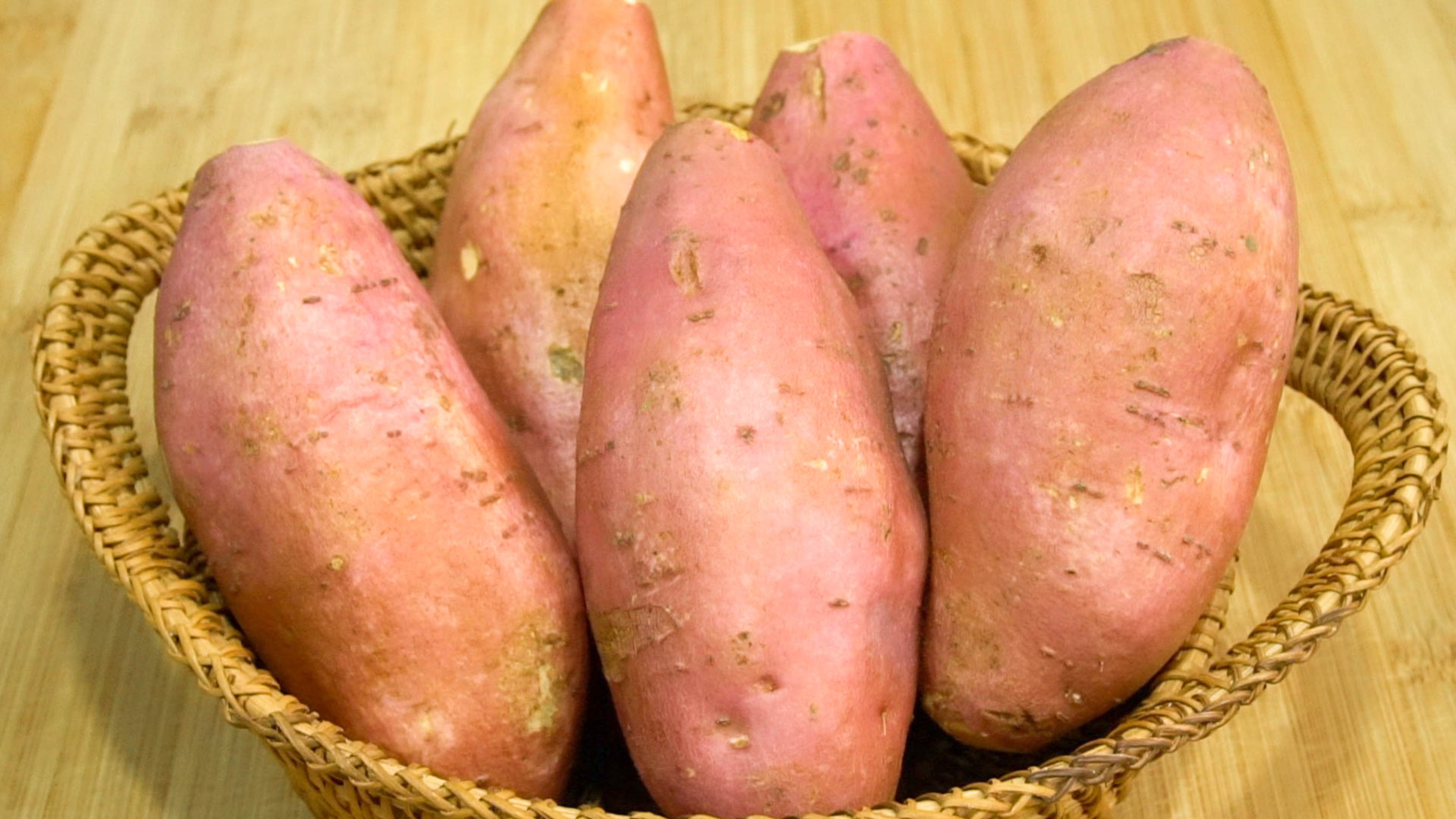 把红薯片丢进锅里，出锅就是道小零食，又香又脆，做一顿能吃7天