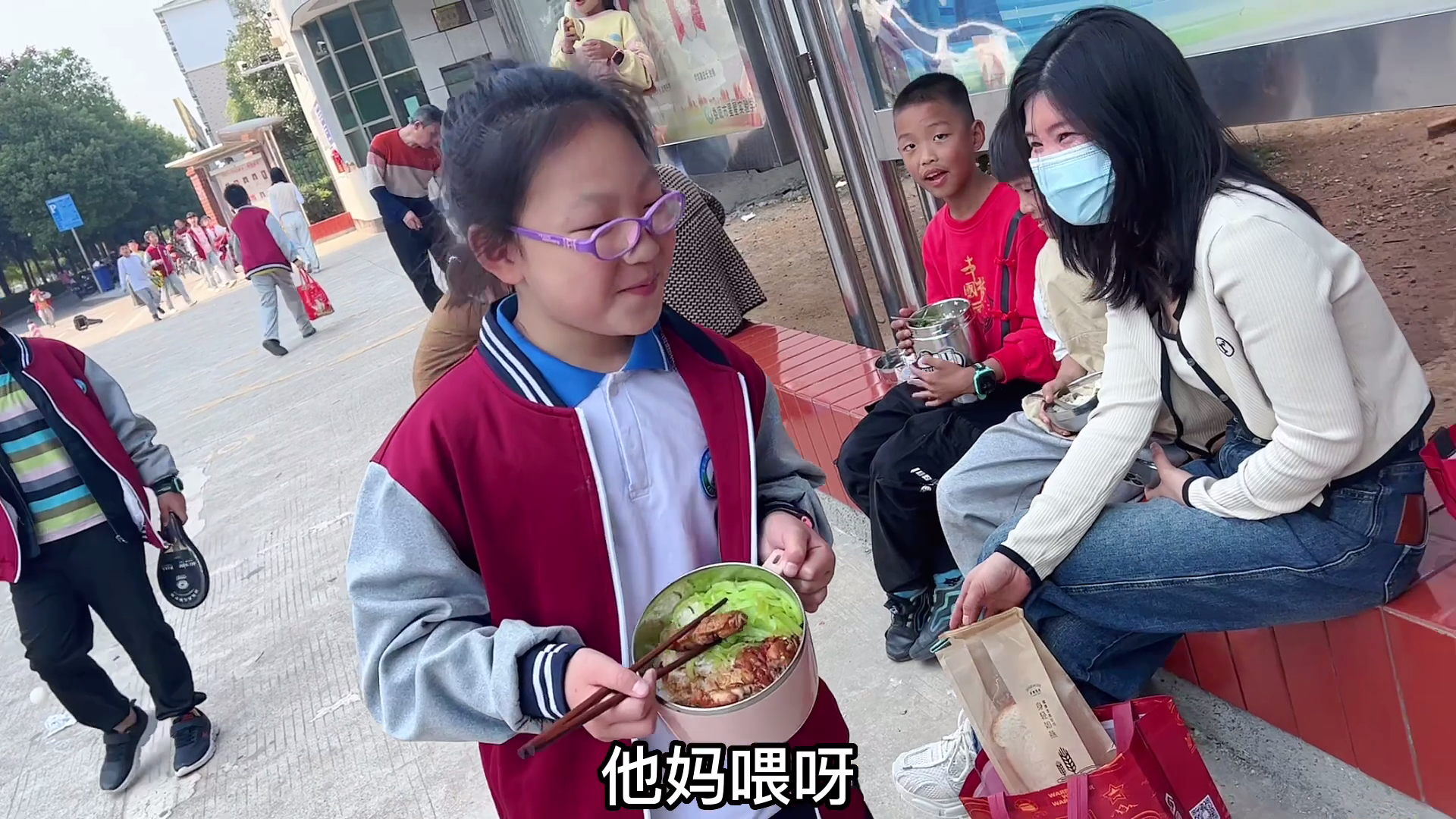 学校午餐伙食太差,宝妈下血本,一旁同学羡慕不已!