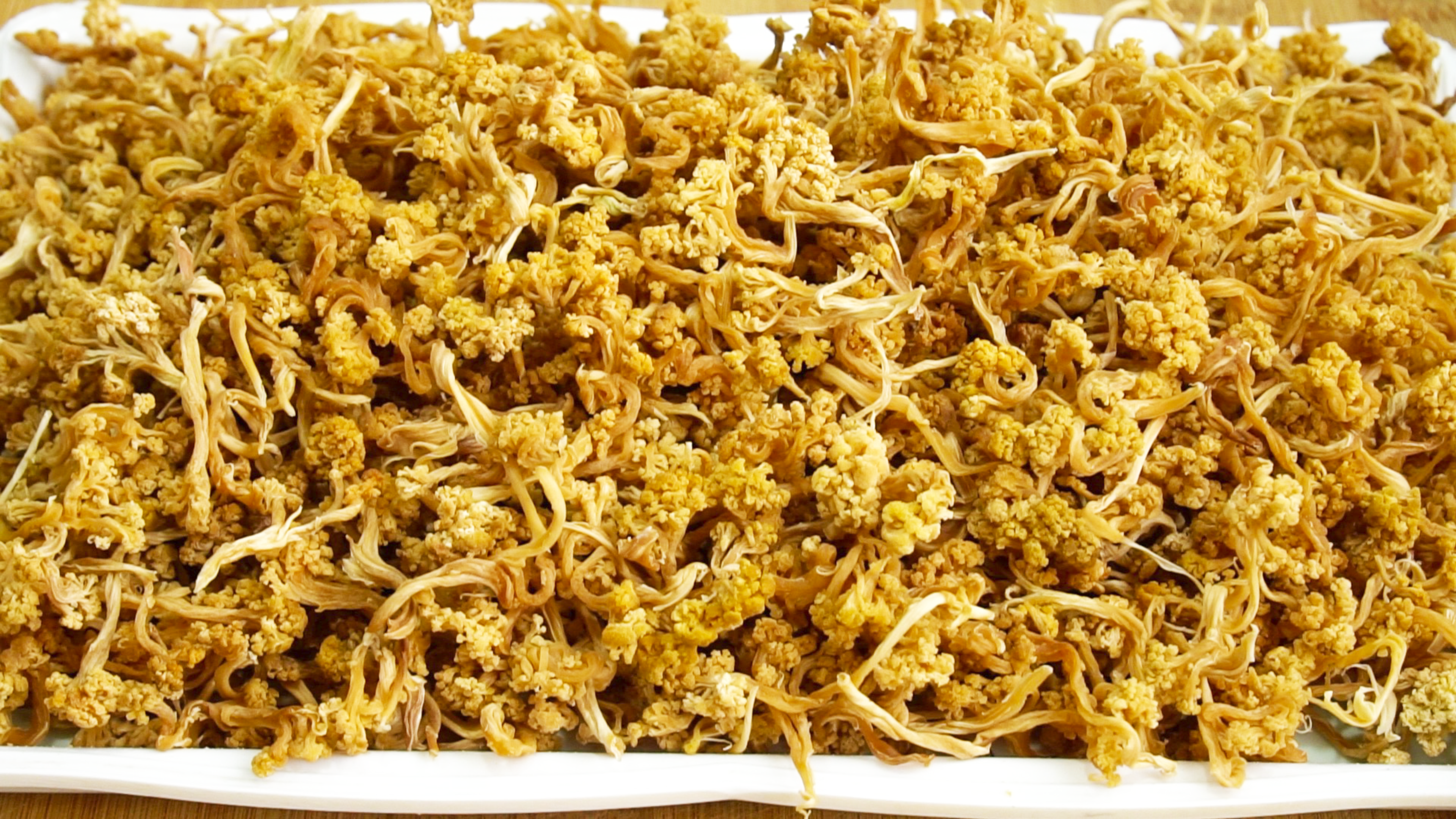 趁菜花便宜买了15斤，晒成菜花干，爽脆有嚼劲，一年四季都能吃