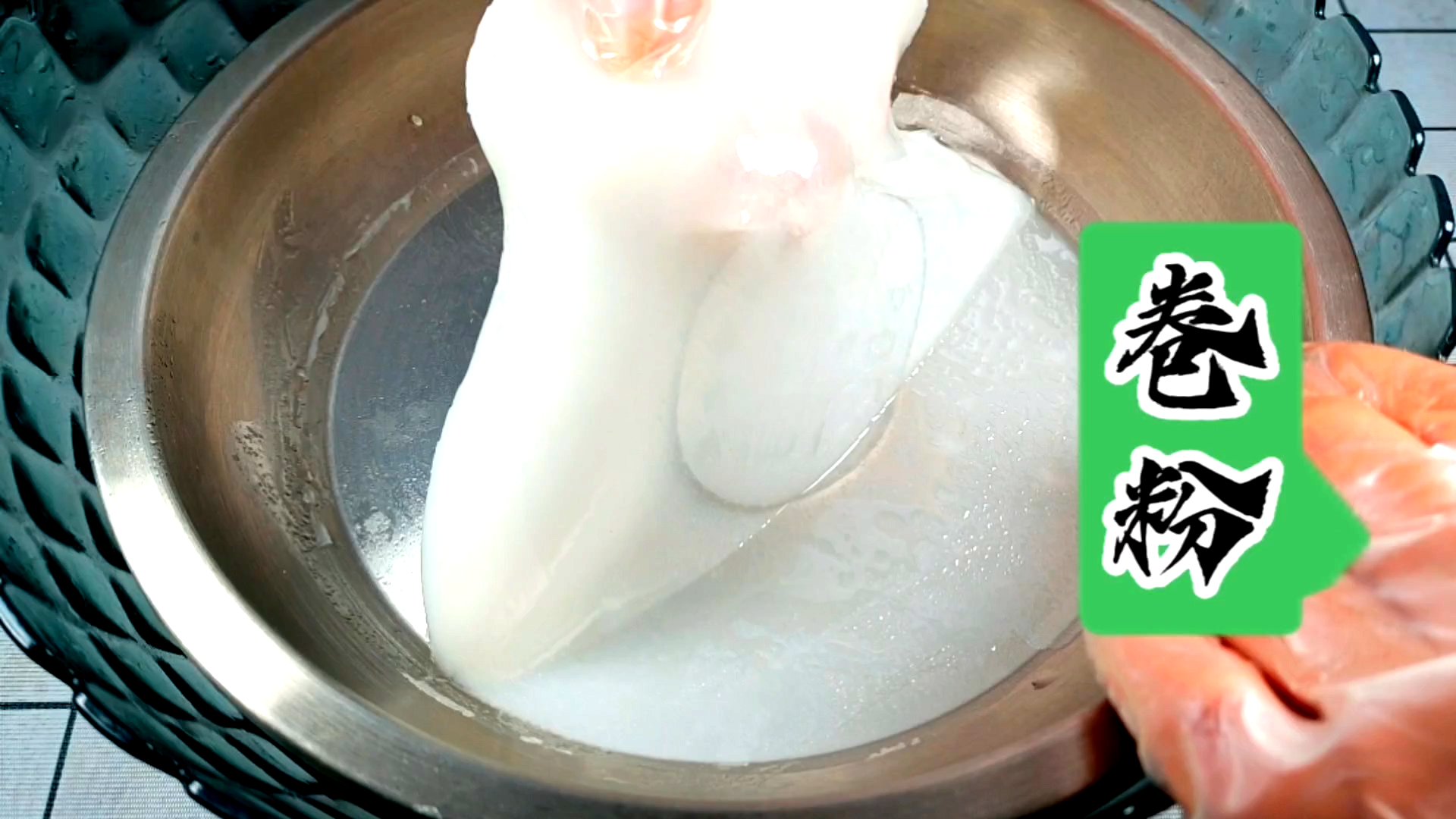 只需花2元钱的大米,就可以做一盆卷粉,晶莹剔透,Q弹爽滑有嚼劲