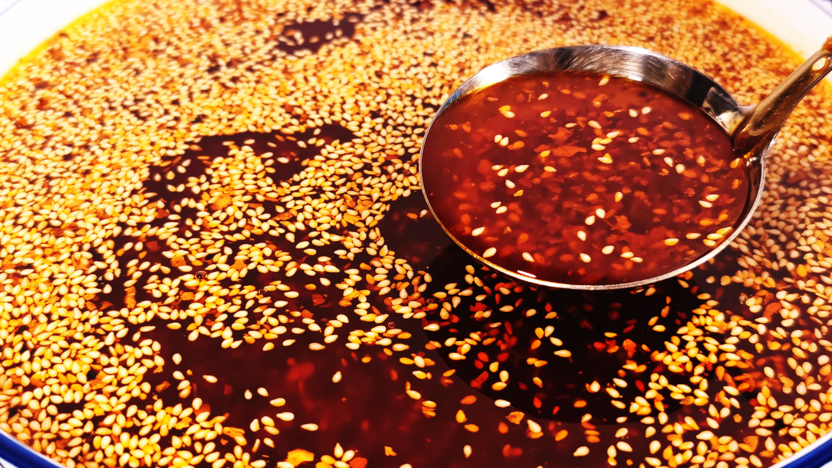 做辣椒油有人直接泼油，有人加白酒加醋都不对，大厨教你正确做法