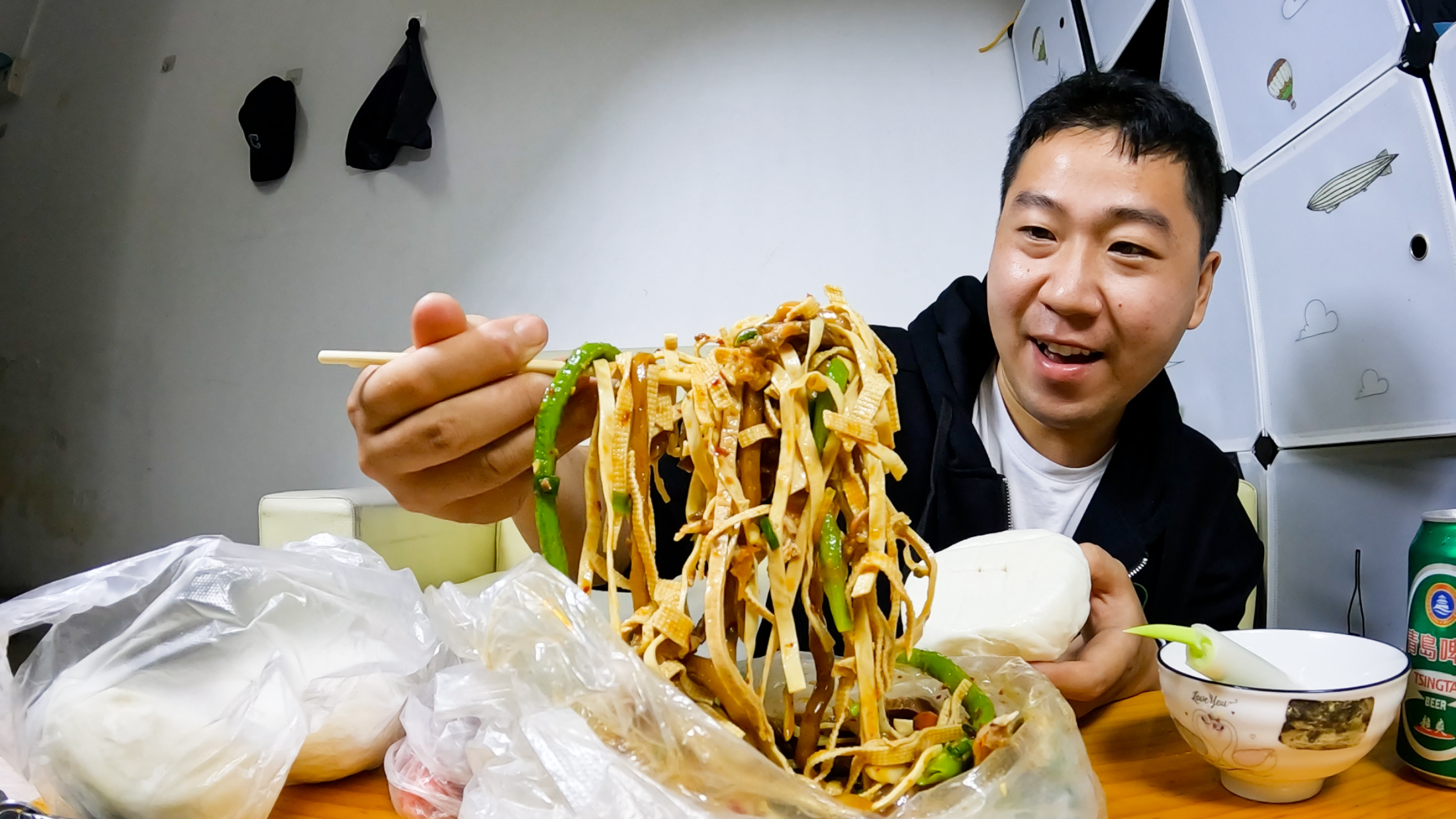 小哥干了一天活饿了,回家大口啃馒头配着凉拌菜,真香