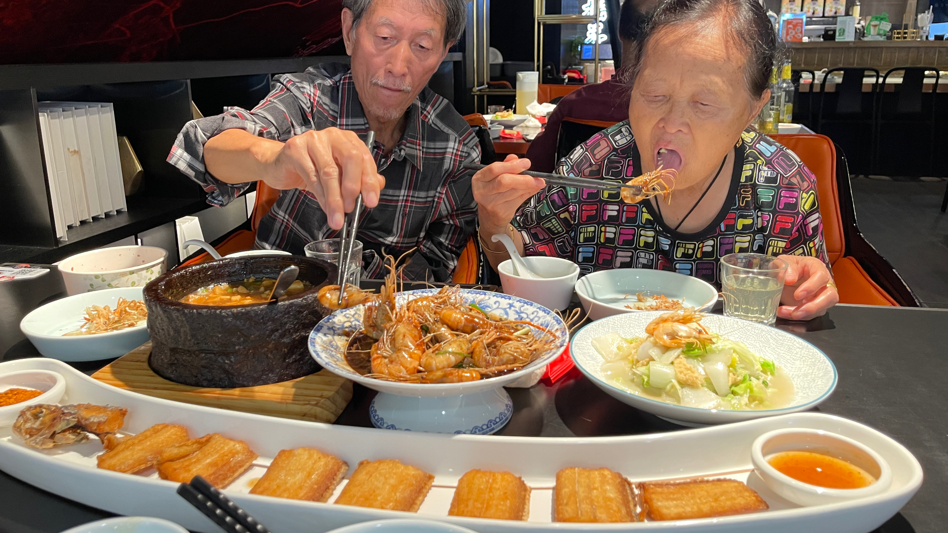 和爸妈去吃杭州老头儿油爆虾,消费266元,炸带鱼脆嫩鲜香很美味