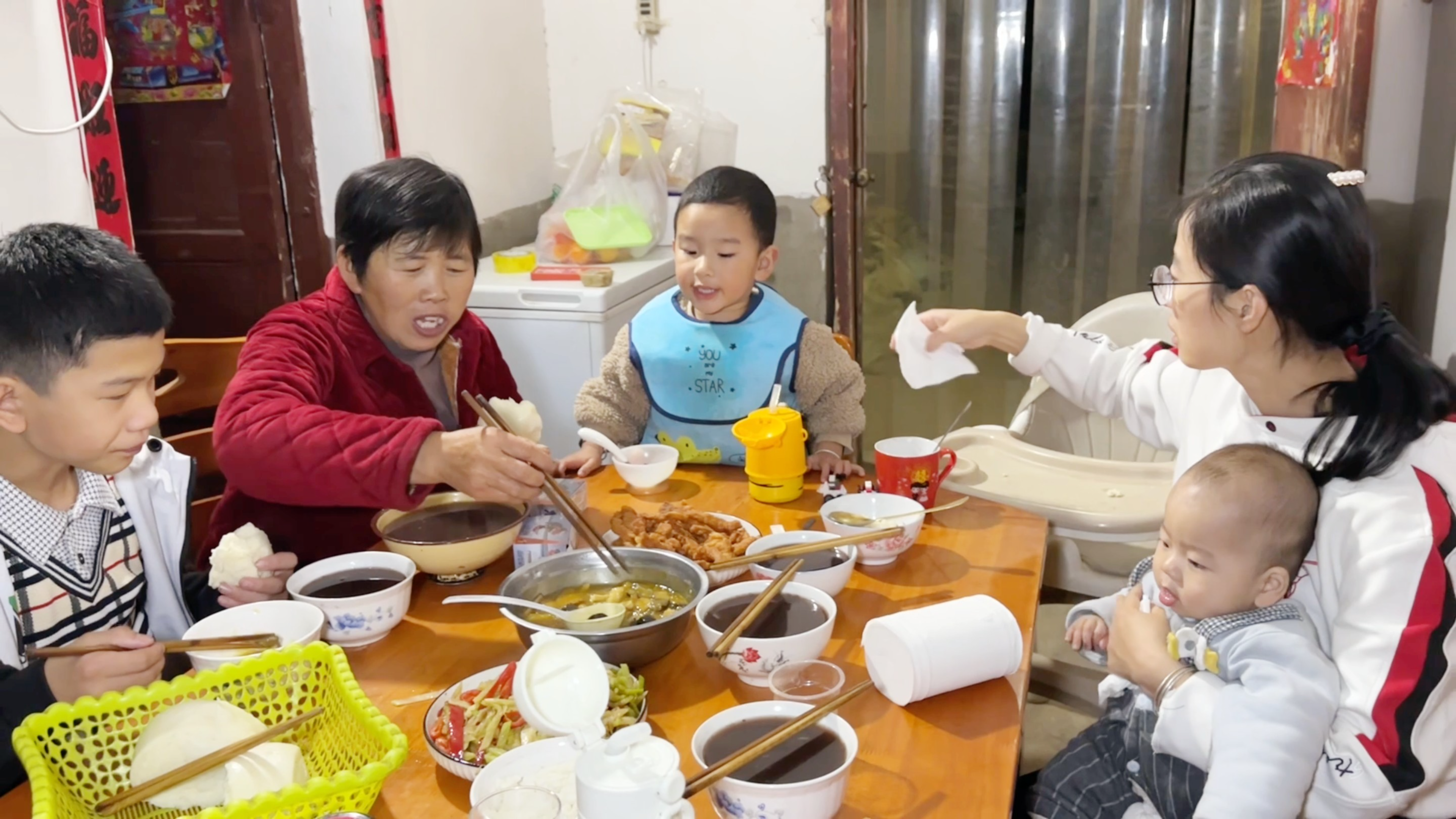 小忆做饭小猪激动了,小忆做了一盆佛跳墙,小猪和强龙收底吃的香