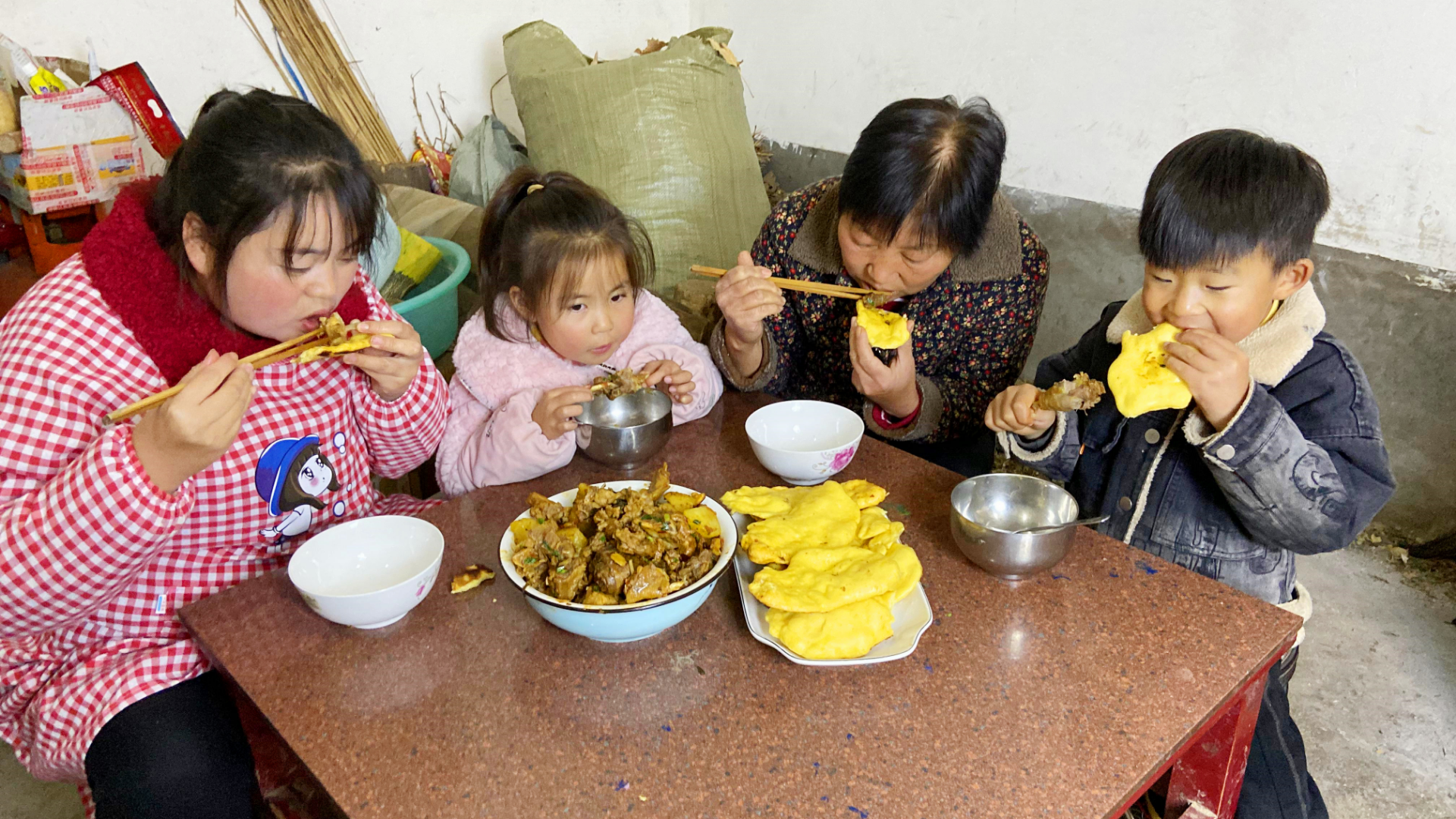 宰只家养大公鸡,景辉做地锅鸡贴饼子,肉质紧实,饼子焦香,过瘾